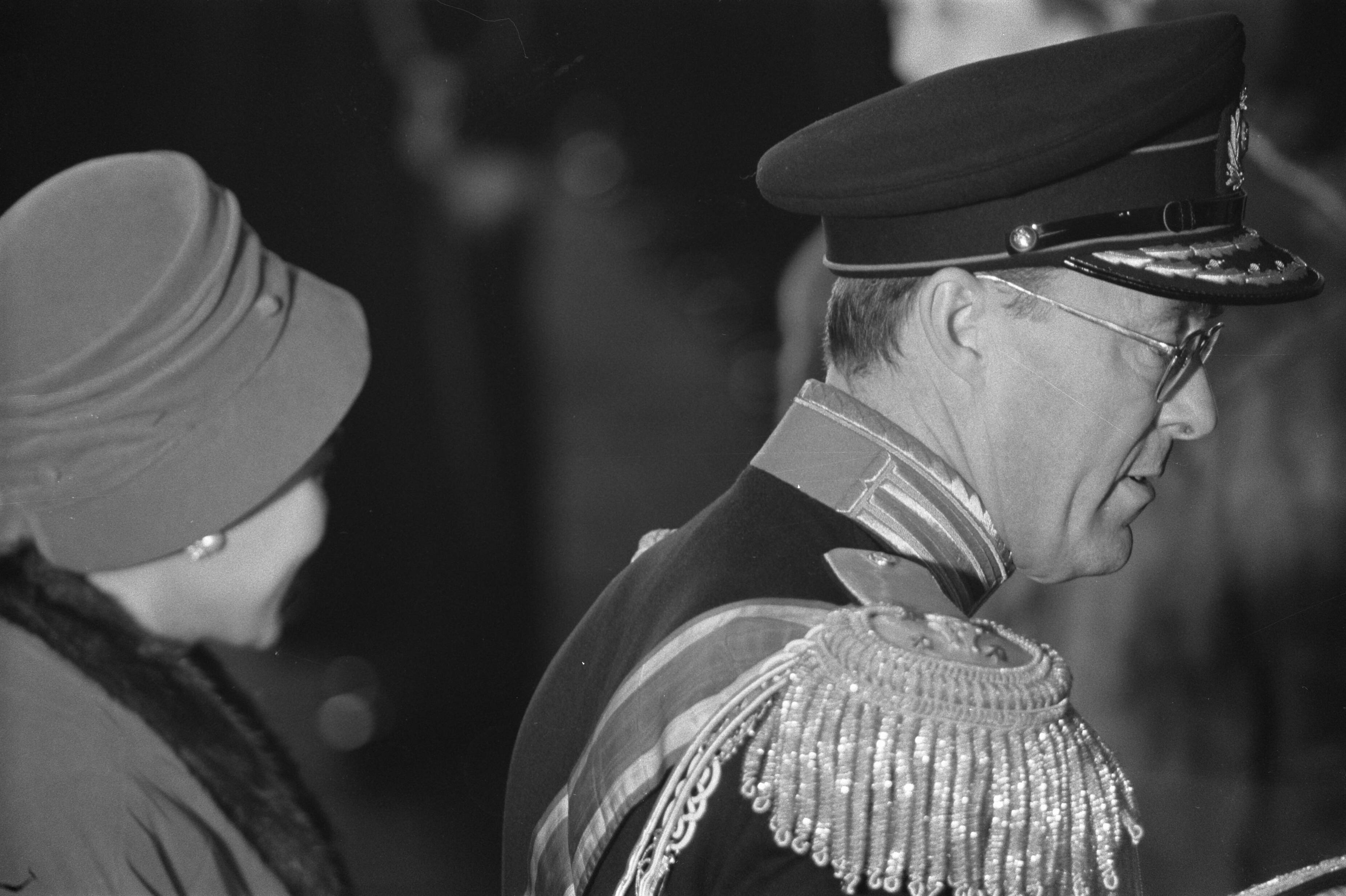 Fotocollectie Anefo — Staatsbezoek koning en koningin van Thailand. Aankomst in Den Haag. Koningin Sirikit en prins Bernhard — Foto: Pot, Harry / Anefo. Licentie: Set B: Rechtenvrij / Publiek Domein. Bron: Nationaal Archief. http://hdl.handle.net/10648/a9bc7efe-d0b4-102d-bcf8-003048976d84