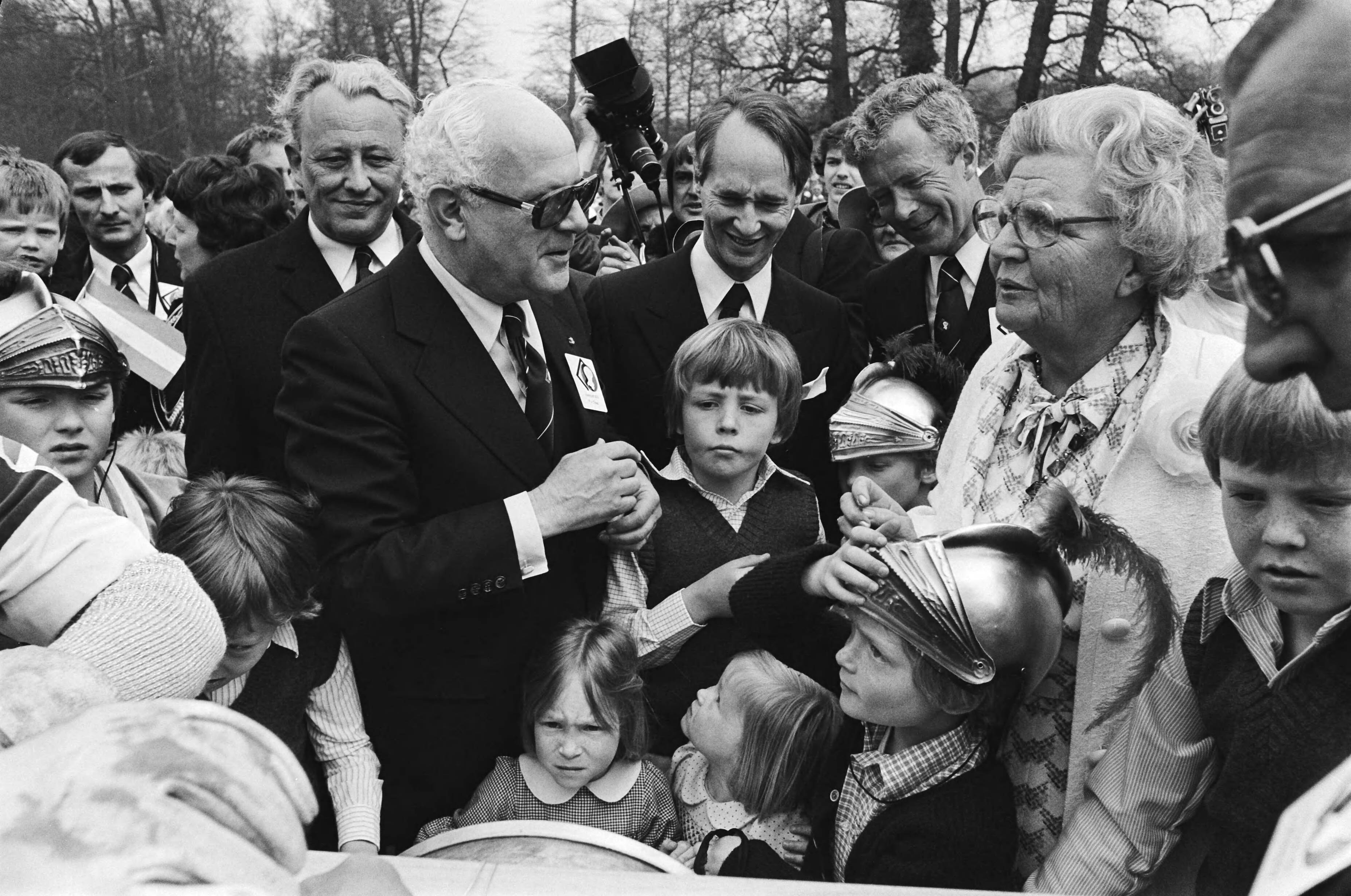 Fotocollectie Anefo — Defile Soestdijk 78 — Foto: Verhoeff, Bert / Anefo. Licentie: Set B: Rechtenvrij / Publiek Domein. Bron: Nationaal Archief. http://hdl.handle.net/10648/acb1b44e-d0b4-102d-bcf8-003048976d84