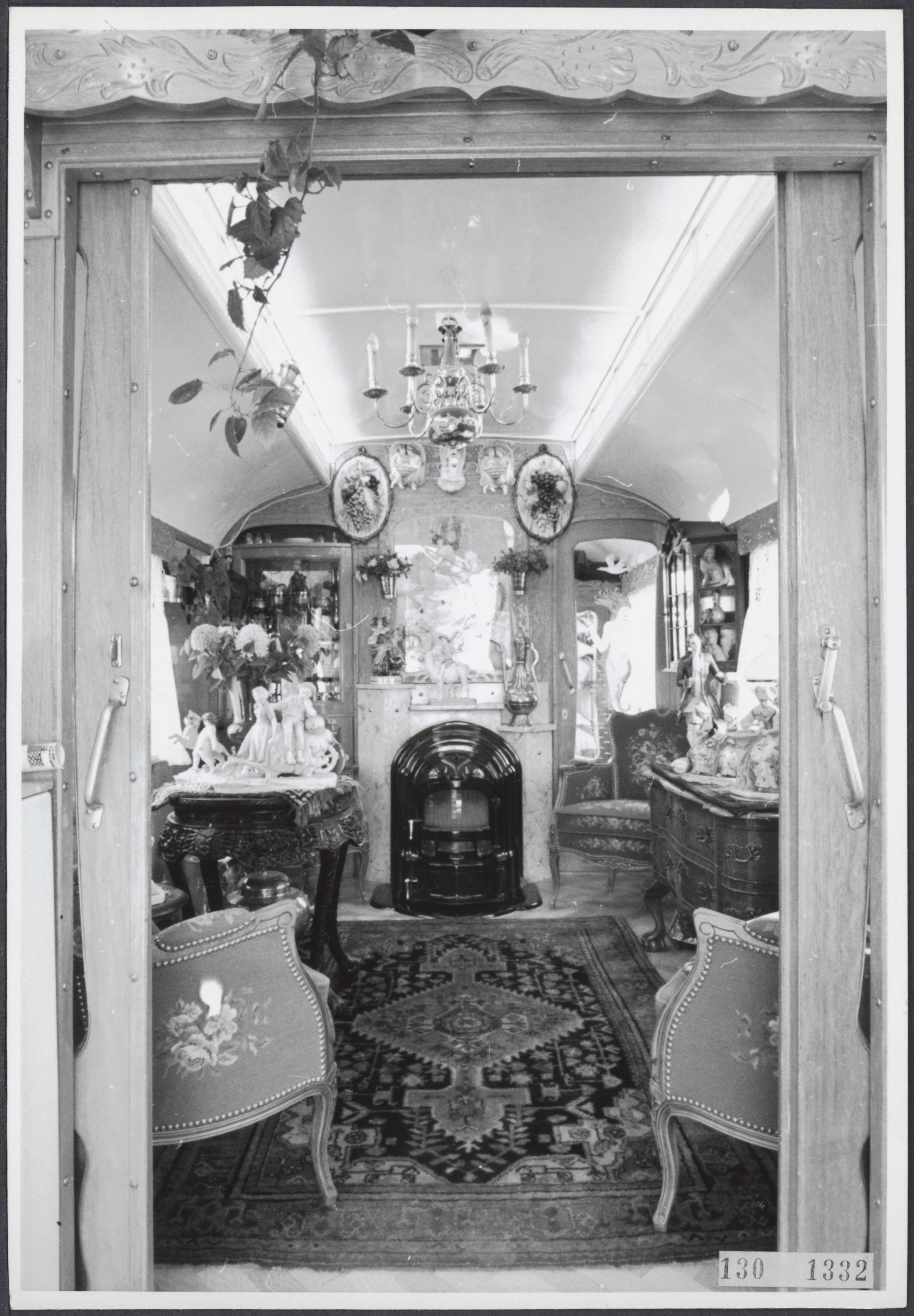 Fotocollectie Rijksvoorlichtingsdienst Eigen — Woonwagenkamp Zoetermeer. Interieur woonwagen — Foto: Fotobureau Meijer / RVD. Licentie: Set B: Rechtenvrij / Publiek Domein. Bron: Nationaal Archief. http://hdl.handle.net/10648/af4dbec8-d0b4-102d-bcf8-003048976d84