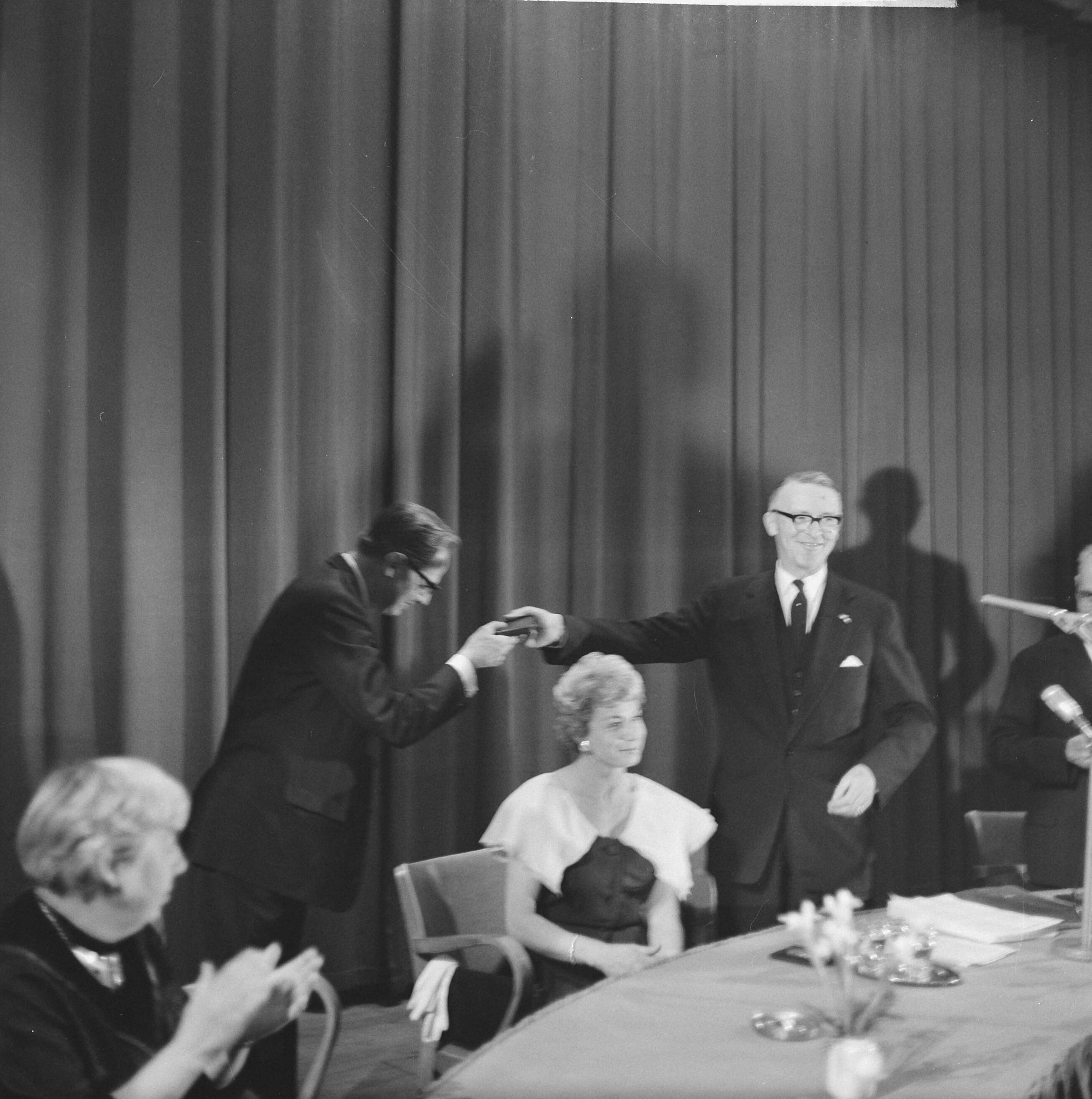 Fotocollectie Anefo — Jaarlijkse toneelprijzen uitgereikt in Leeuwarden. Uitreiking zilveren Bouwmeesterpenning aan Paul Steenbergen door de Commissaris der Koningin in Friesland, mr. H.P. Linthorst Homan. Applaudiserend Elly van Stekelenburg en in het midden Anny de Lange — Foto: Nijs, Jac. de / Anefo. Licentie: Set B: Rechtenvrij / Publiek Domein. Bron: Nationaal Archief. http://hdl.handle.net/10648/aa0b282e-d0b4-102d-bcf8-003048976d84