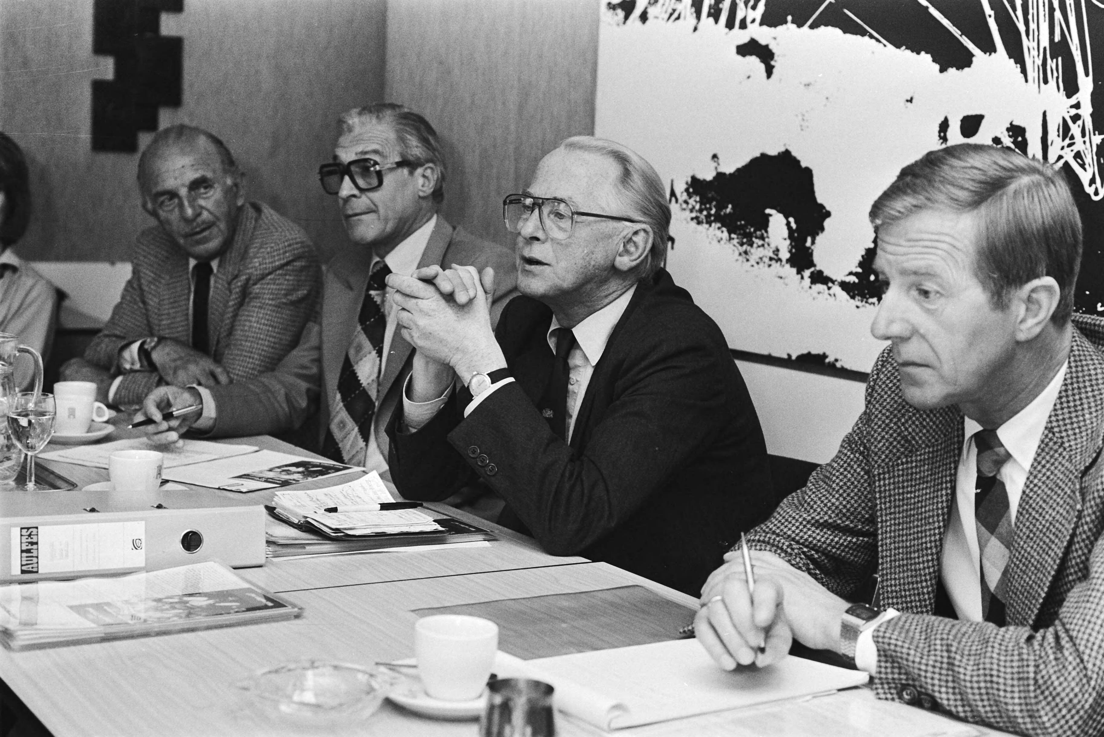 Persconferentie van het bestuur van de Stichting Werkgroep Gezag en Vrijheid in Den Haag — Dhr. Nooren, Sampon, vice-voorzitter Van Muylwijck en Offringa — Foto: Croes, Rob C. / Anefo. Licentie: Set B: Rechtenvrij / Publiek Domein. Bron: Nationaal Archief. http://hdl.handle.net/10648/ad1f995a-d0b4-102d-bcf8-003048976d84
