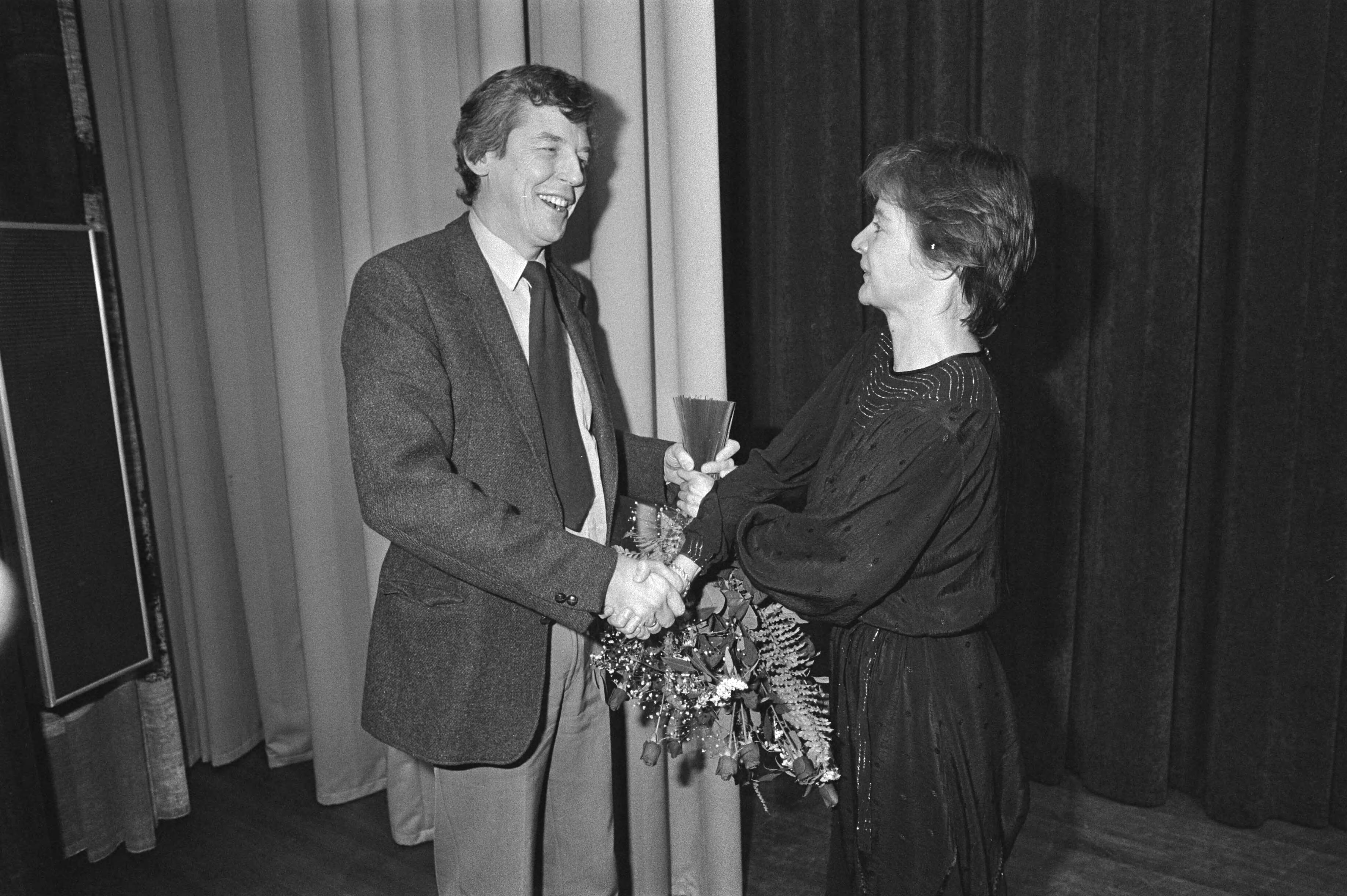 Bijzonder congres van de Vrouwenbond FNV in de Jaarbeurs te Utrecht — Karin Adelmund geeft Wim Kok bloemen — Foto: Dijk, Hans van / Anefo. Licentie: Set B: Rechtenvrij / Publiek Domein. Bron: Nationaal Archief. http://hdl.handle.net/10648/ad085aba-d0b4-102d-bcf8-003048976d84