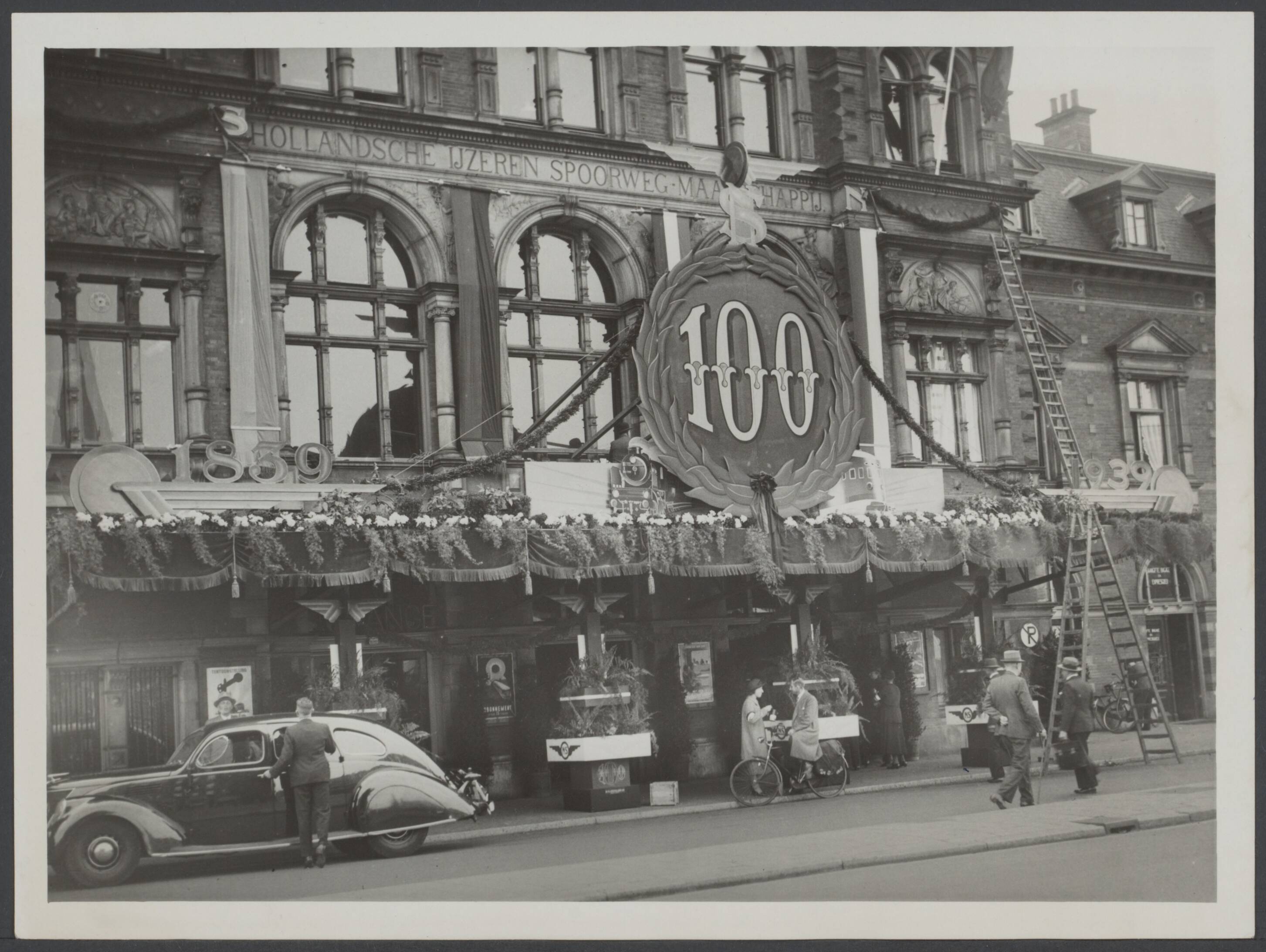 Stationsgebouwen - Nederland — Station Den Haag Holands Spoor. Versierd t.g.v. viering 100 jaar Nederlandse Spoorwegen — Foto: Onbekend / Publiek Domein of Rechtenvrij. Licentie: Set B: Rechtenvrij / Publiek Domein. Bron: Nationaal Archief. http://hdl.handle.net/10648/da5da78c-9ab2-049e-2fee-c2b58e441c5d