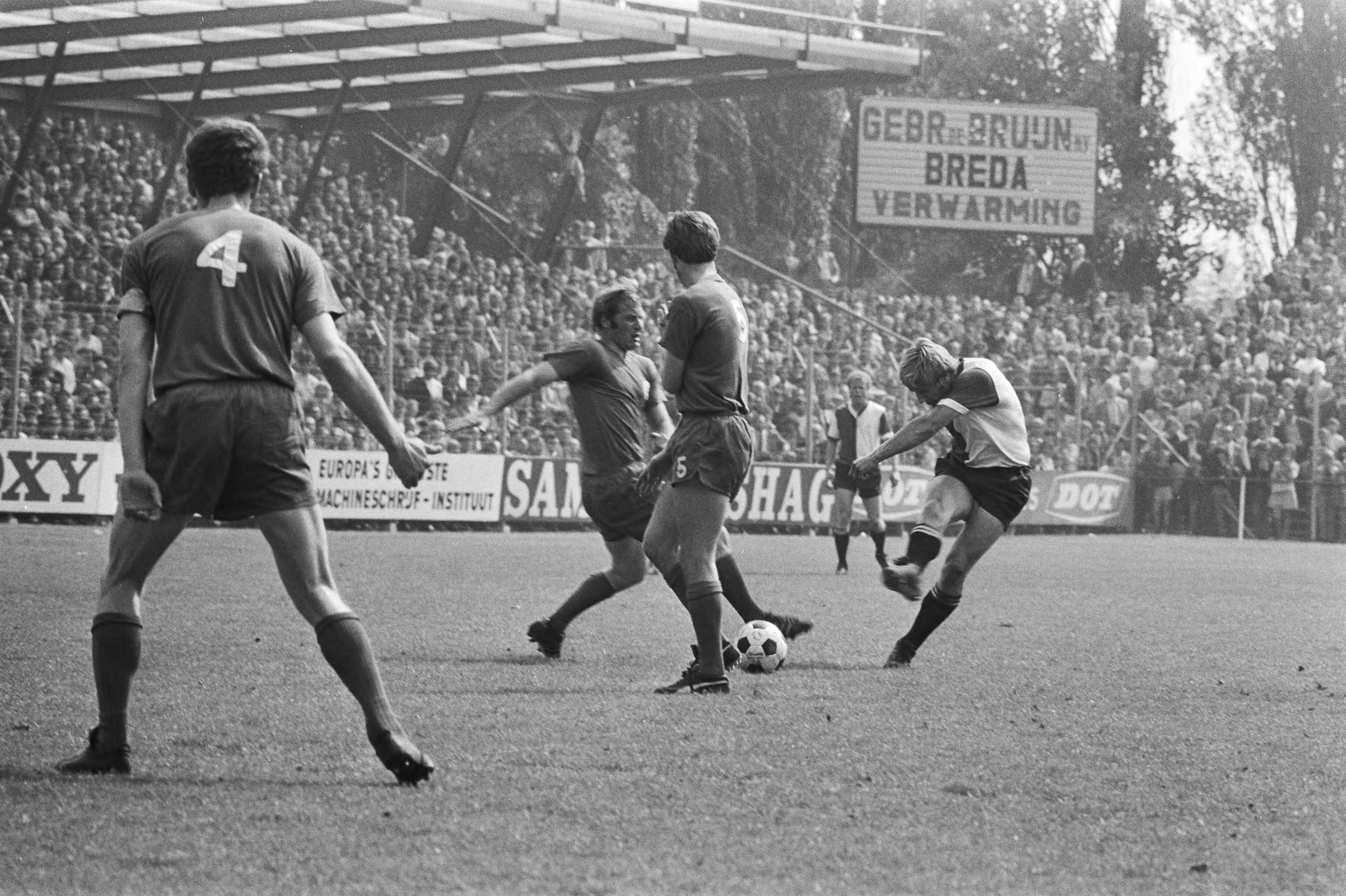 NAC tegen Feyenoord 1-3 — Spelmoment — Foto: Fotograaf Onbekend / Anefo. Licentie: Set B: Rechtenvrij / Publiek Domein. Bron: Nationaal Archief. http://hdl.handle.net/10648/abbf9894-d0b4-102d-bcf8-003048976d84