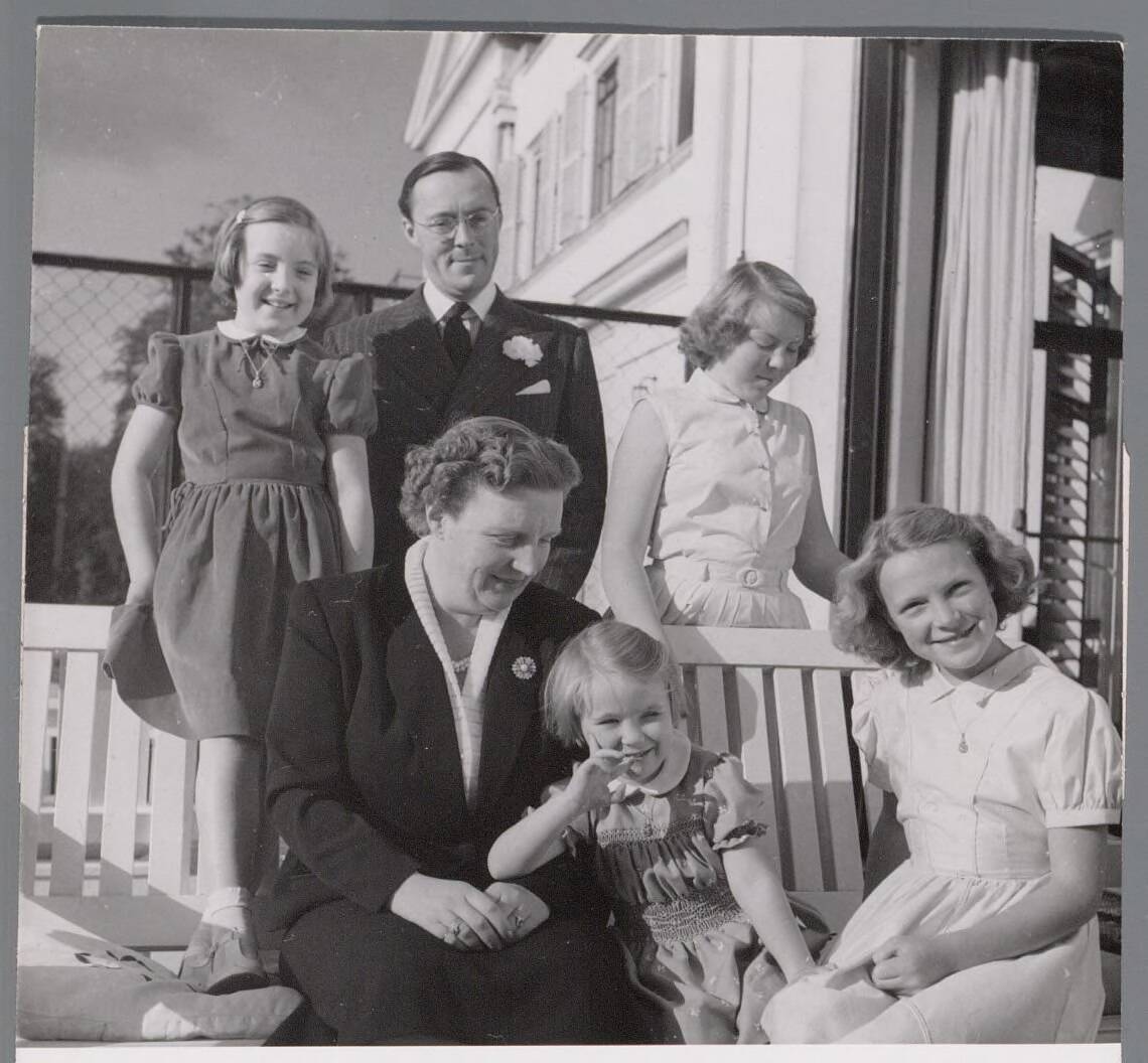 Fotocollectie RVD / Koninklijk Huis — Koningin Juliana en prins Bernhard met de prinsessen Beatrix, Irene, Margriet en Marijke bij Paleis Soestdijk — Foto: Onbekend / RVD. Licentie: Set B: Rechtenvrij / Publiek Domein. Bron: Nationaal Archief. http://hdl.handle.net/10648/afac4682-d0b4-102d-bcf8-003048976d84