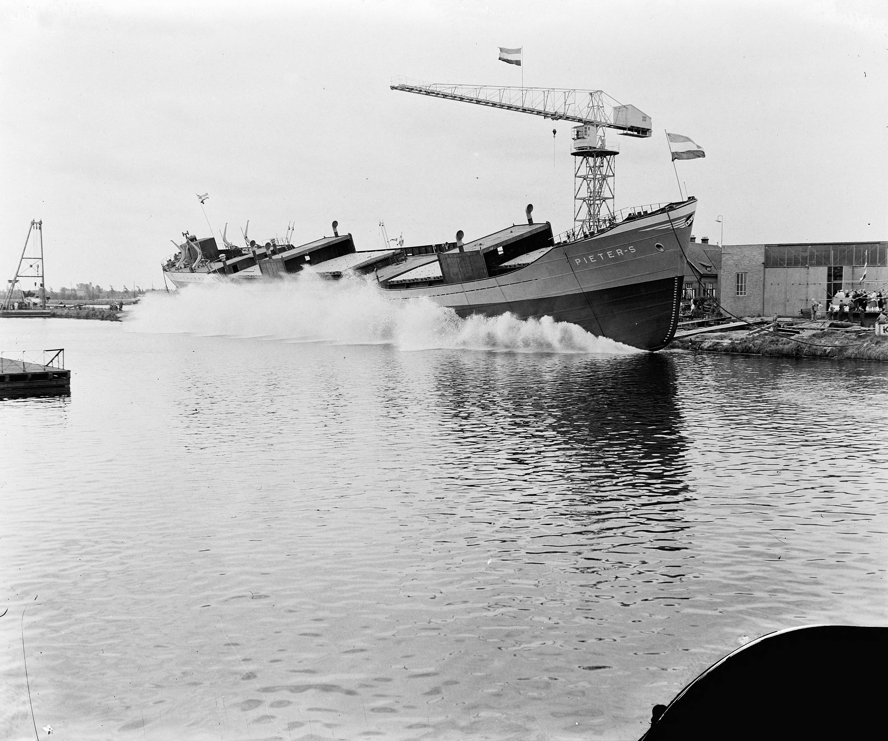 Fotocollectie Anefo — Tewaterlating van motorschip "Pieter S.", gebouw voor de Rotterdamse Kolencentrale bij de N.V. Terneuzense Scheepsbouwmaatschappij — Foto: Duinen, H. van / Anefo. Licentie: Set B: Rechtenvrij / Publiek Domein. Bron: Nationaal Archief. http://hdl.handle.net/10648/a9114d68-d0b4-102d-bcf8-003048976d84