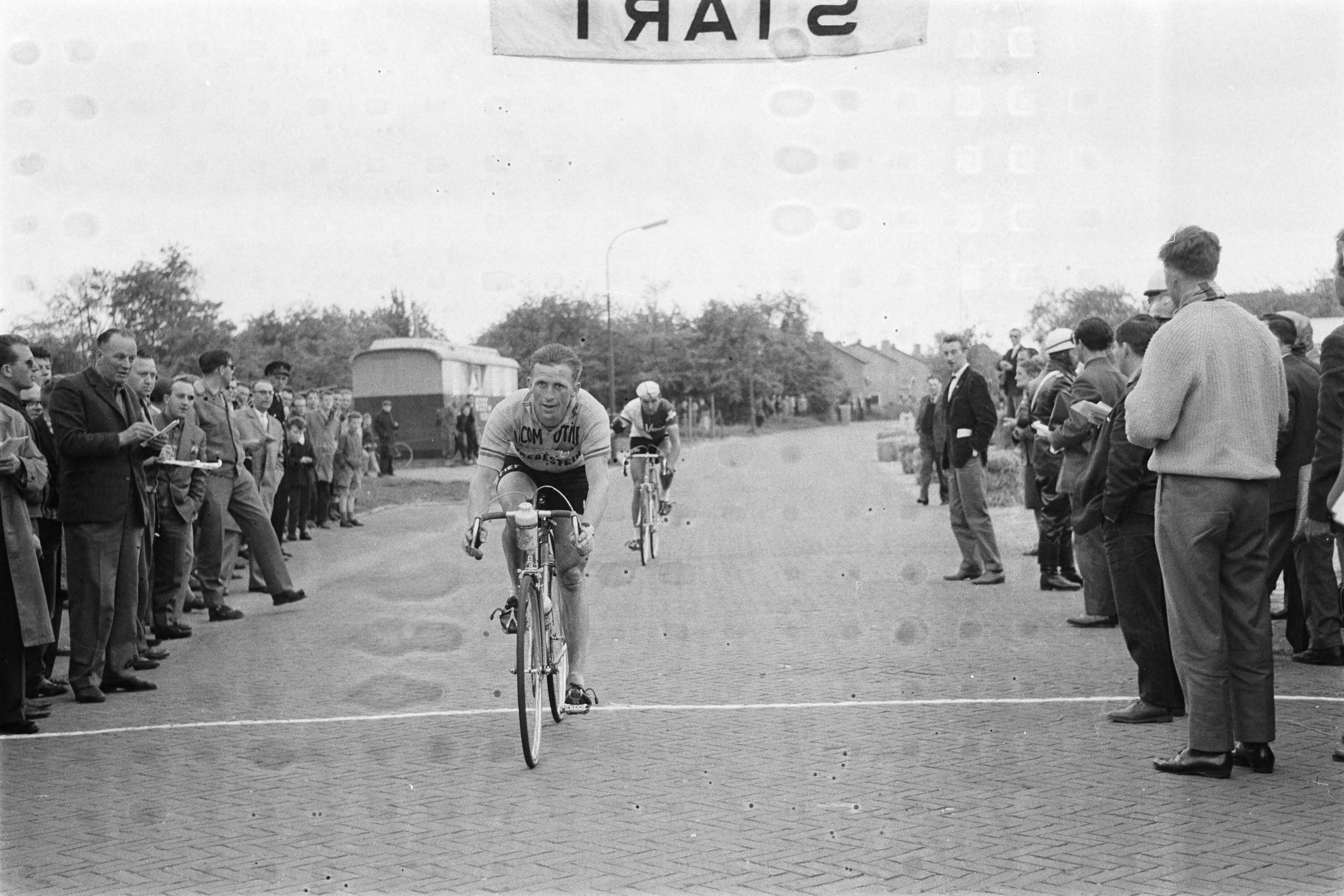 Fotocollectie Anefo — Derde Etappe Ronde van Nederland. Dokkum-Emmen. Jaap Kersten gaat over de finish gevolgd door Lambert van de Ven — Foto: Pot, Harry / Anefo. Licentie: Set B: Rechtenvrij / Publiek Domein. Bron: Nationaal Archief. http://hdl.handle.net/10648/a9d57e86-d0b4-102d-bcf8-003048976d84