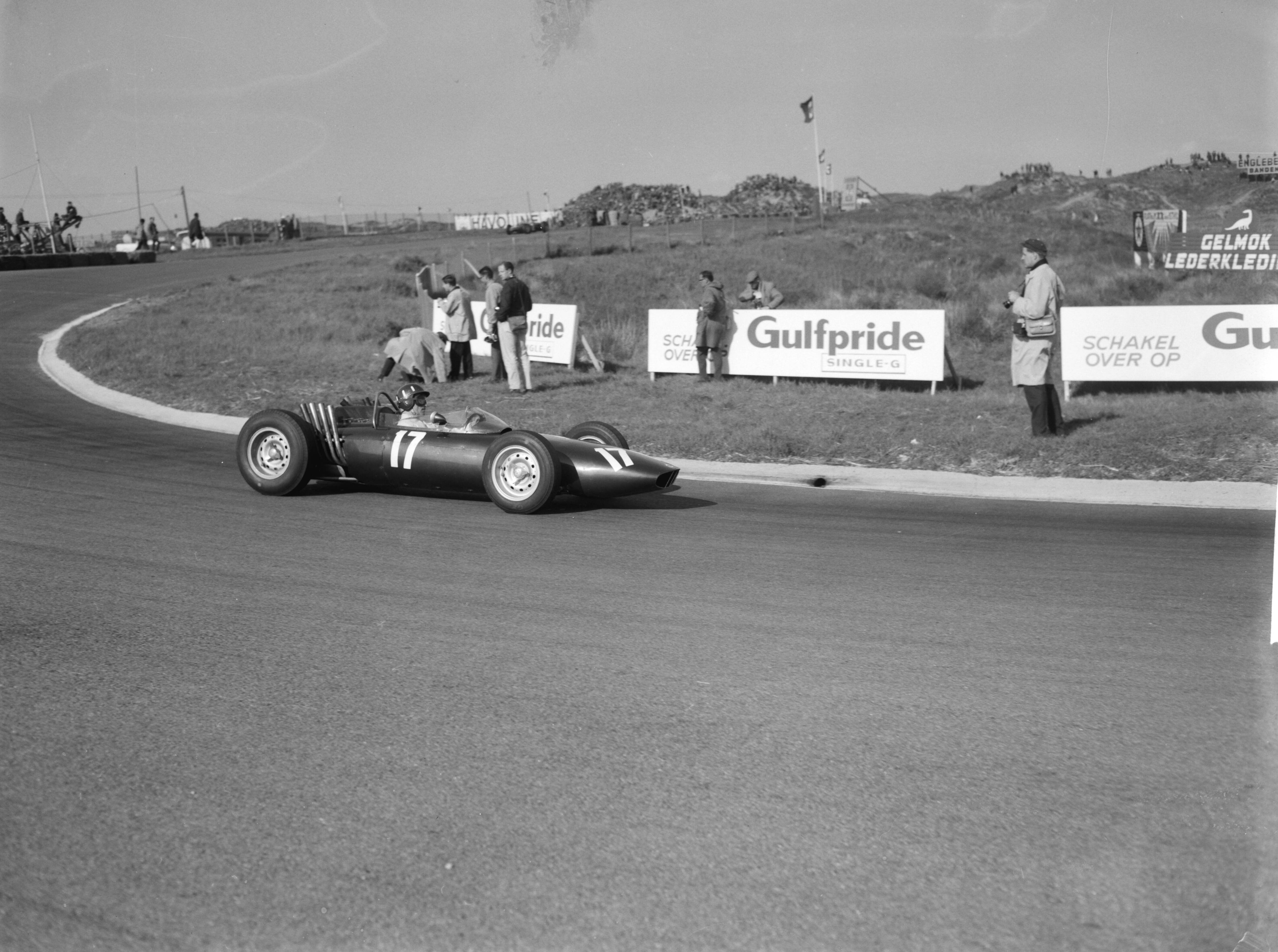 Grand Prix Zandvoort 1962 — Grand Prix van Zandvoort. Winnaar Graham Hill (17, BRM) — Foto: Bilsen, Joop van / Anefo. Licentie: Set B: Rechtenvrij / Publiek Domein. Bron: Nationaal Archief. http://hdl.handle.net/10648/aa09315e-d0b4-102d-bcf8-003048976d84