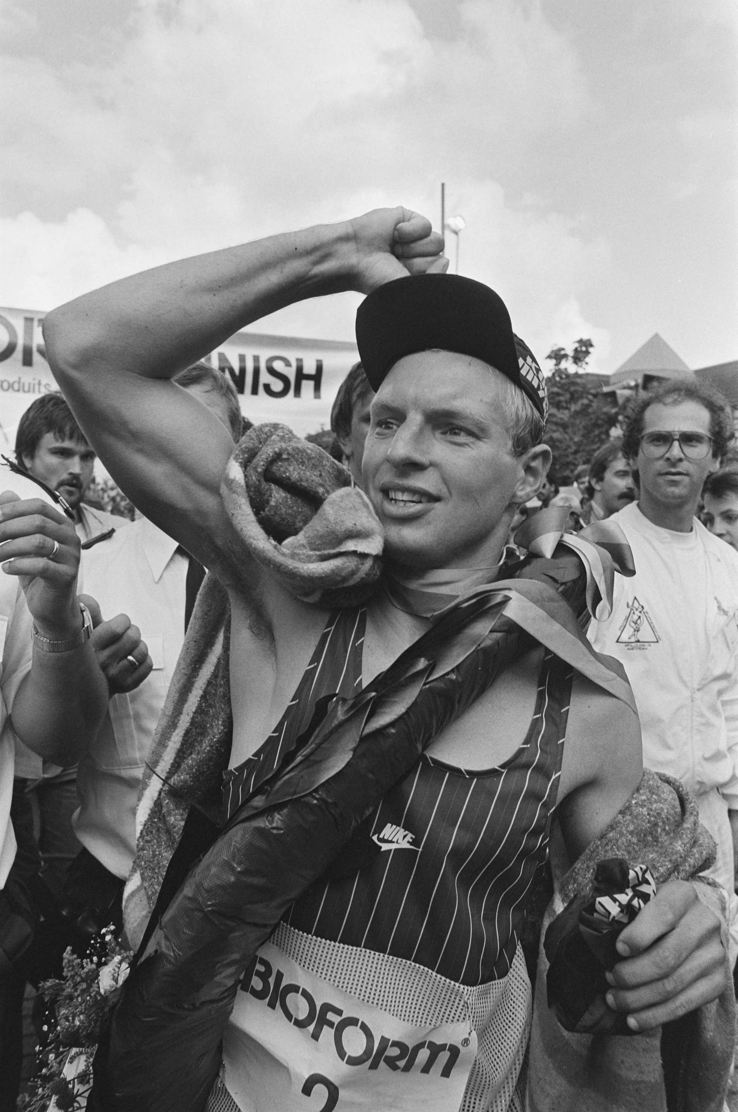 Fotocollectie Anefo — EK triathlon in Almere; winnaar George Stam na de finish — Foto: Vollebregt, Sjakkelien / Anefo. Licentie: Set B: Rechtenvrij / Publiek Domein. Bron: Nationaal Archief. http://hdl.handle.net/10648/ad495f60-d0b4-102d-bcf8-003048976d84
