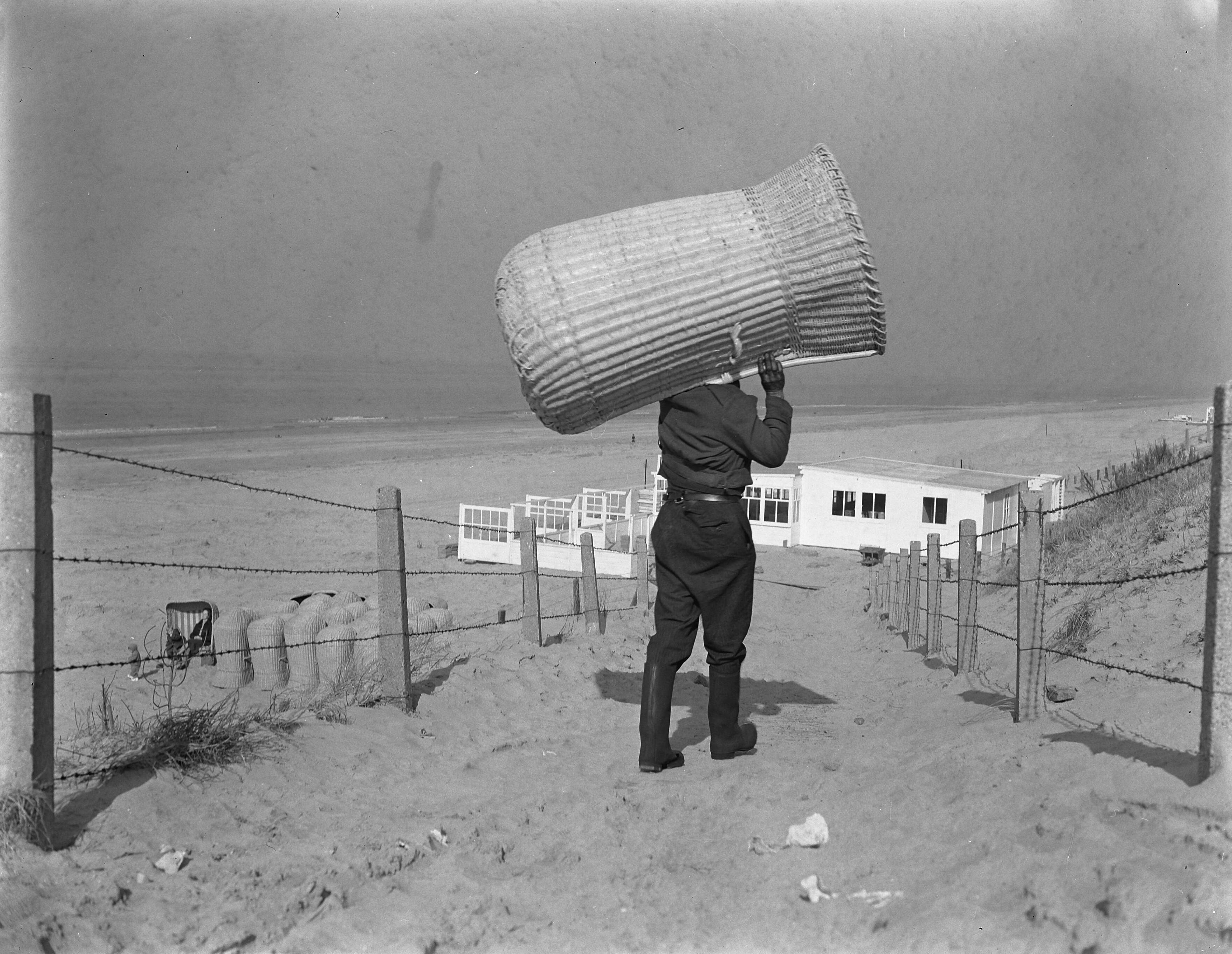 Fotocollectie Anefo — Zandvoort, het strandleven herleeft. Uitzetten huisjes en strandstoelen — Foto: Pot, Harry / Anefo. Licentie: Set B: Rechtenvrij / Publiek Domein. Bron: Nationaal Archief. http://hdl.handle.net/10648/a9443e80-d0b4-102d-bcf8-003048976d84