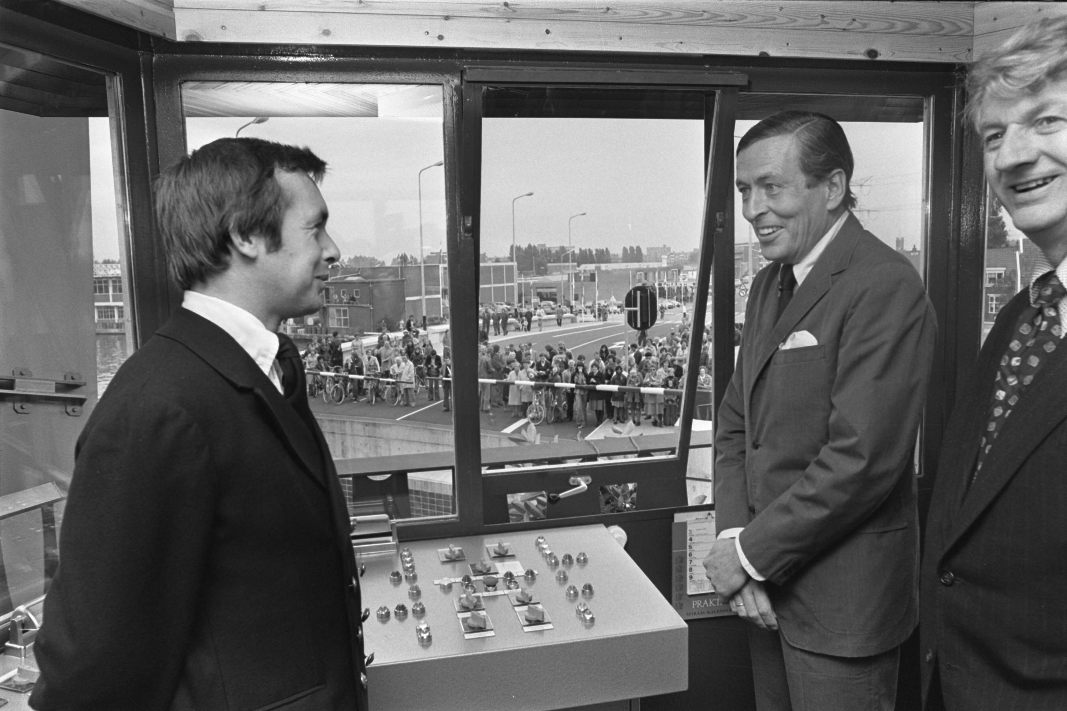 Fotocollectie Anefo — Prins Claus opent Alexanderbrug. De brug is een verbinding over de Zaan tussen Zaandam en Koog aan de Zaan. — Foto: Peters, Hans / Anefo. Licentie: Set B: Rechtenvrij / Publiek Domein. Bron: Nationaal Archief. http://hdl.handle.net/10648/ac8d32ea-d0b4-102d-bcf8-003048976d84