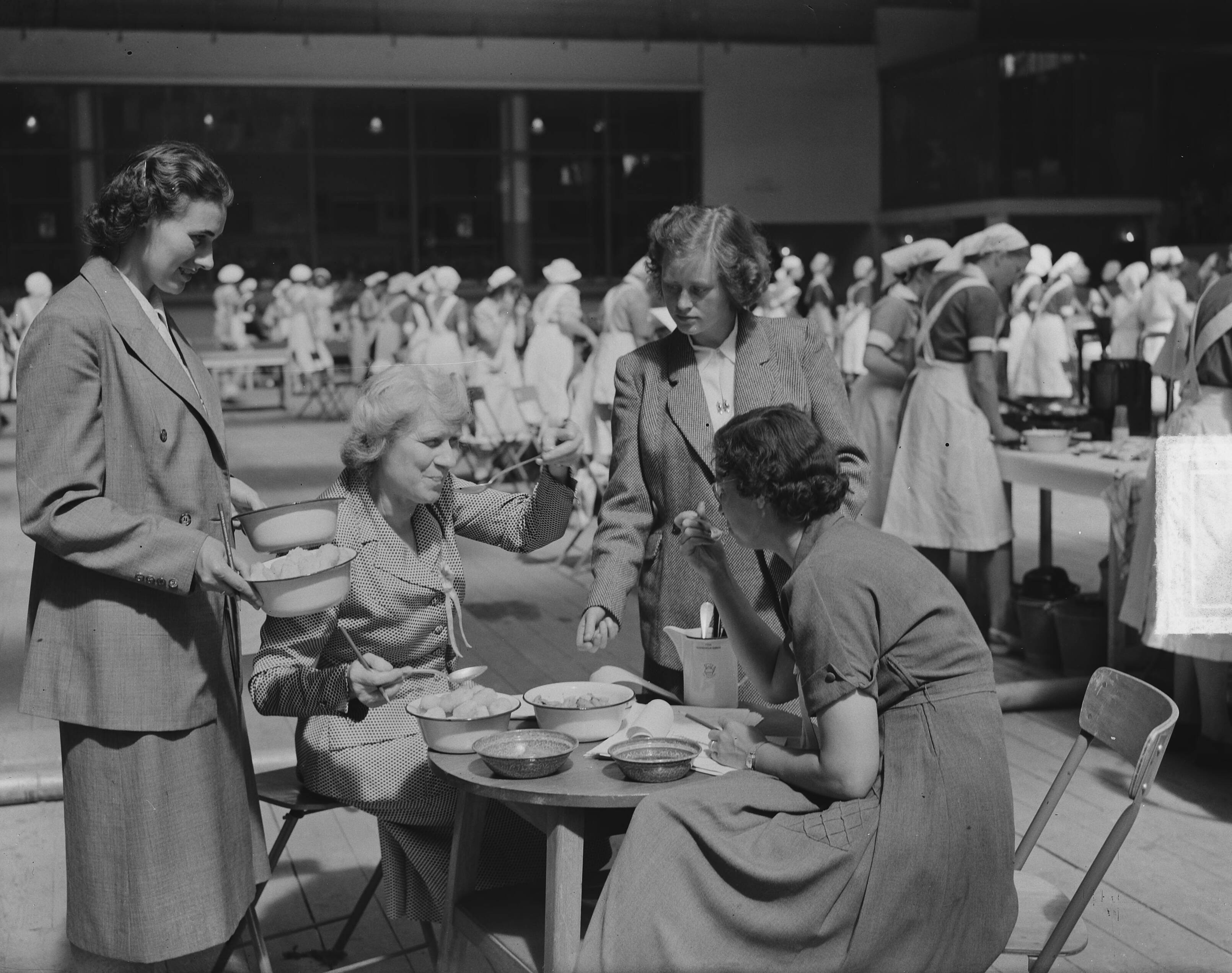 Nationale kookwedstrijd in Den Haag t.g.v. 100 jaar BK Kampen — Foto: Bilsen, Joop van / Anefo. — Licentie: Set B: Rechtenvrij / Publiek Domein. Bron: Nationaal Archief. http://hdl.handle.net/10648/a8ec4a72-d0b4-102d-bcf8-003048976d84