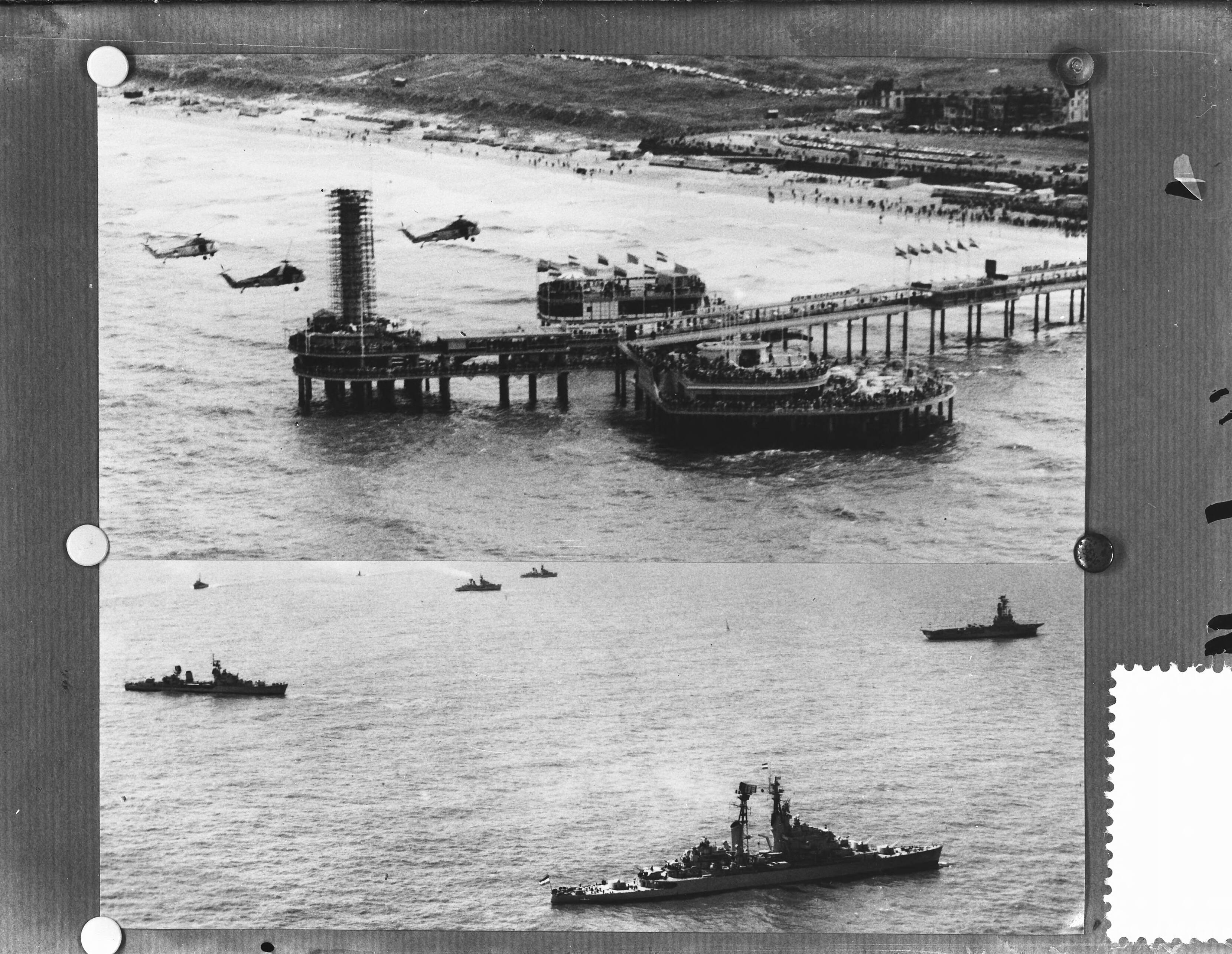 Fotocollectie Anefo — Vlootschouw in Scheveningen. Boven Helicopters bij de Pier van Scheveningen. Onder; op de voorgrond Hr. Ms. kruiser "Zeven Provinciën), rechts in de achtergrond vliegdekschip Hr. Ms. "Karel Doorman" — Foto: Fotograaf Onbekend / Anefo. Licentie: Set B: Rechtenvrij / Publiek Domein. Bron: Nationaal Archief. http://hdl.handle.net/10648/a9db7eb2-d0b4-102d-bcf8-003048976d84