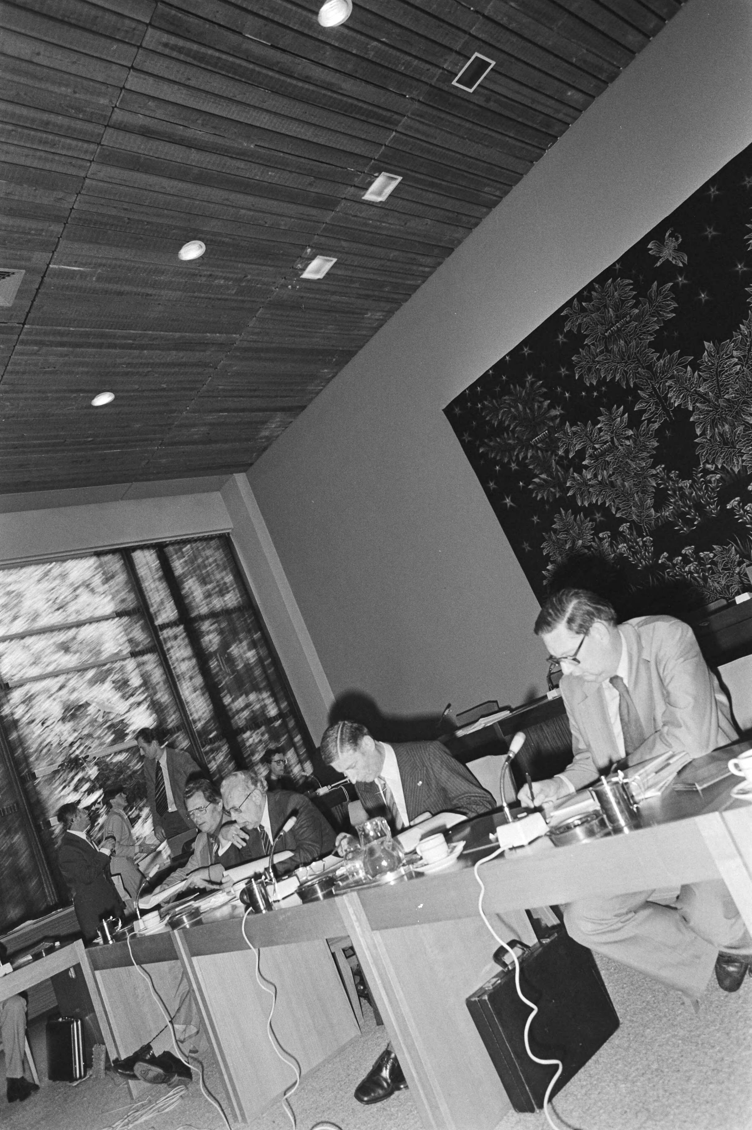 Fotocollectie Anefo — Overleg tussen regering, werkgevers en werknemers SER-geb in Den Haag , Van Agt in gesprek — Foto: Dijk, Hans van / Anefo. Licentie: Set B: Rechtenvrij / Publiek Domein. Bron: Nationaal Archief. http://hdl.handle.net/10648/ace9b6be-d0b4-102d-bcf8-003048976d84