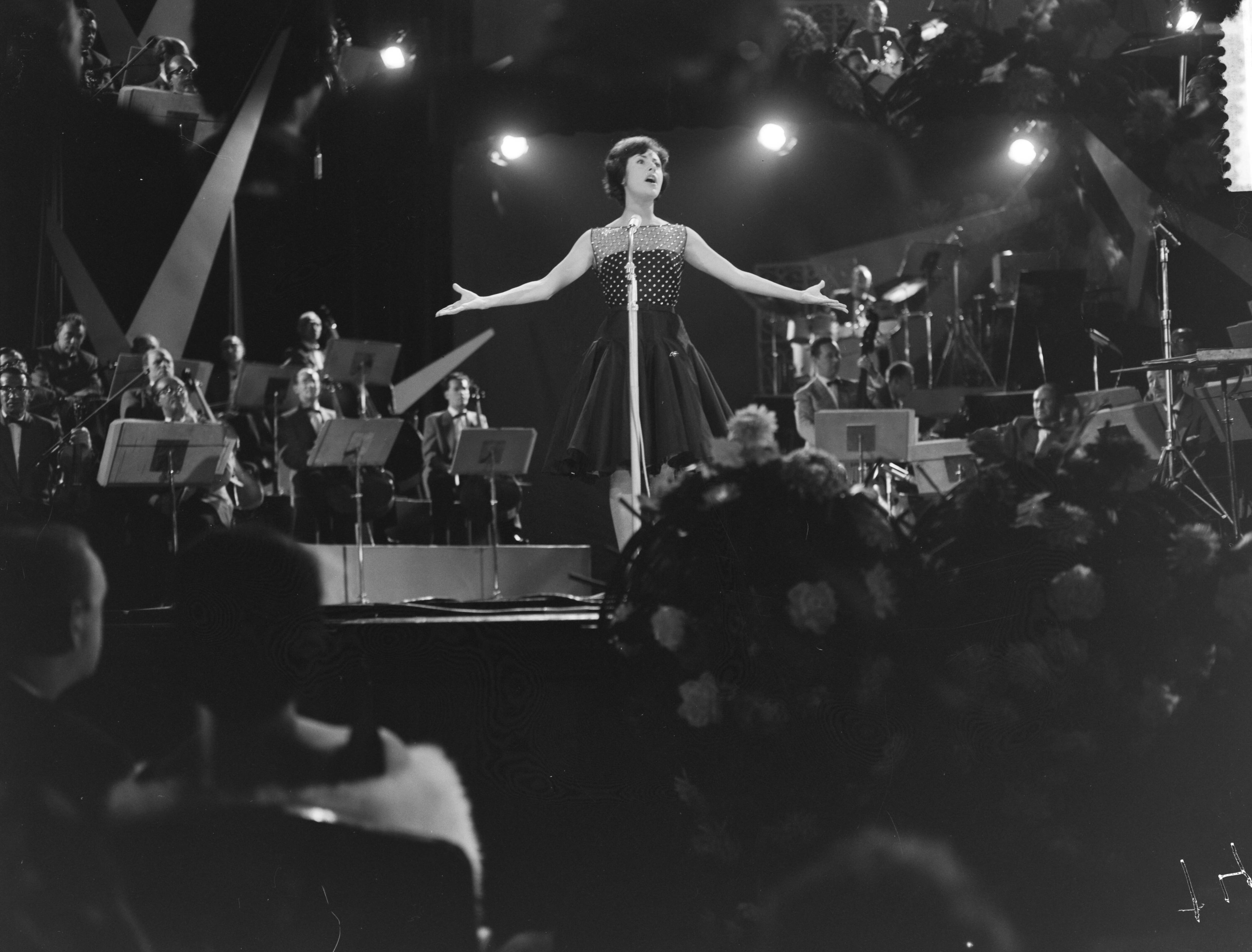 Grand Gala Du Disque in het Kurhaus te Scheveningen — Grand Gala Du Disque in Kurhaus. Caterina Valente — Foto: Bilsen, Joop van / Anefo. Licentie: Set B: Rechtenvrij / Publiek Domein. Bron: Nationaal Archief. http://hdl.handle.net/10648/a9e48304-d0b4-102d-bcf8-003048976d84