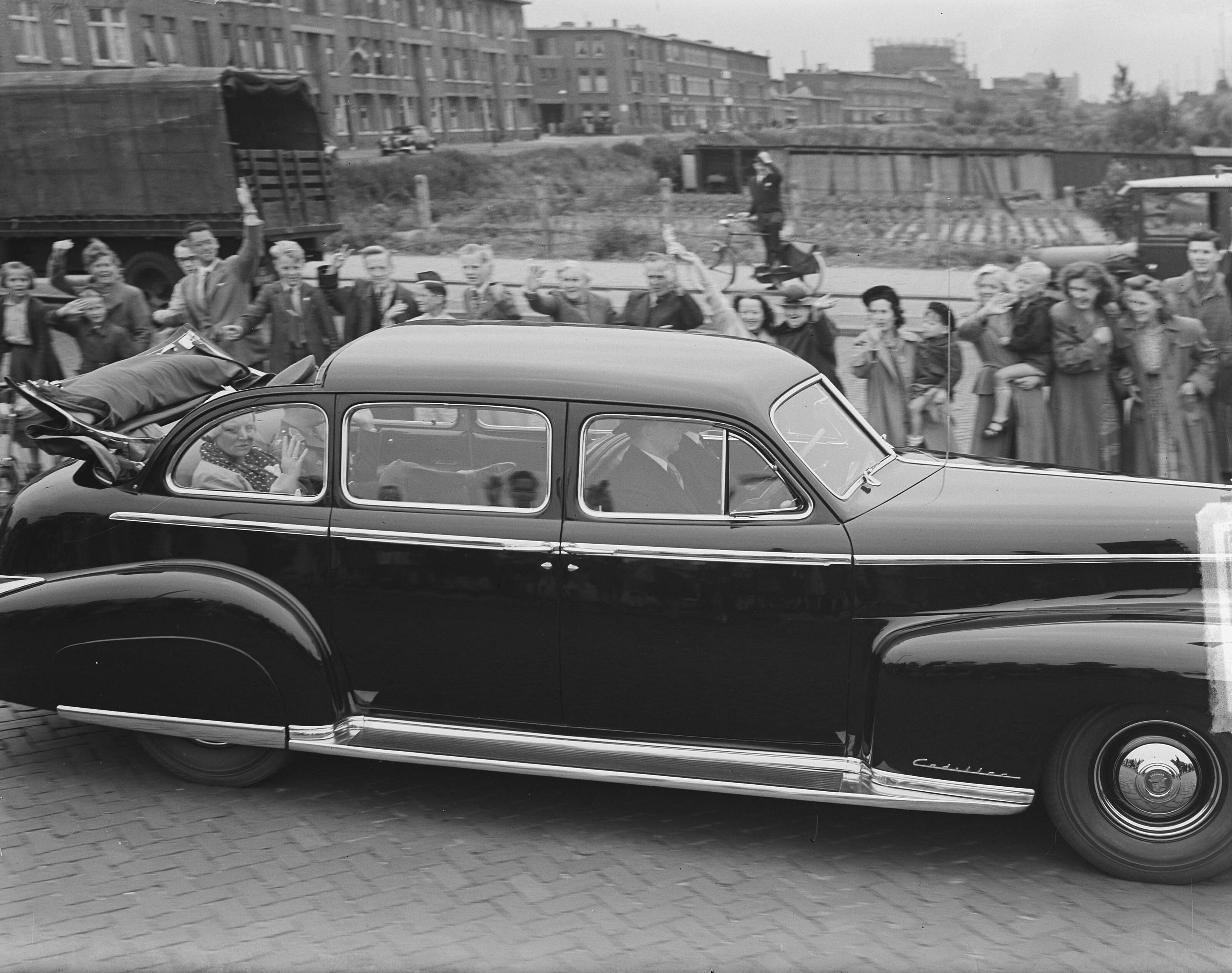 Fotocollectie Anefo — Koningin Juliana in Den Haag — Foto: Noske, J.D. / Anefo. Licentie: Set B: Rechtenvrij / Publiek Domein. Bron: Nationaal Archief. http://hdl.handle.net/10648/a8ca8810-d0b4-102d-bcf8-003048976d84