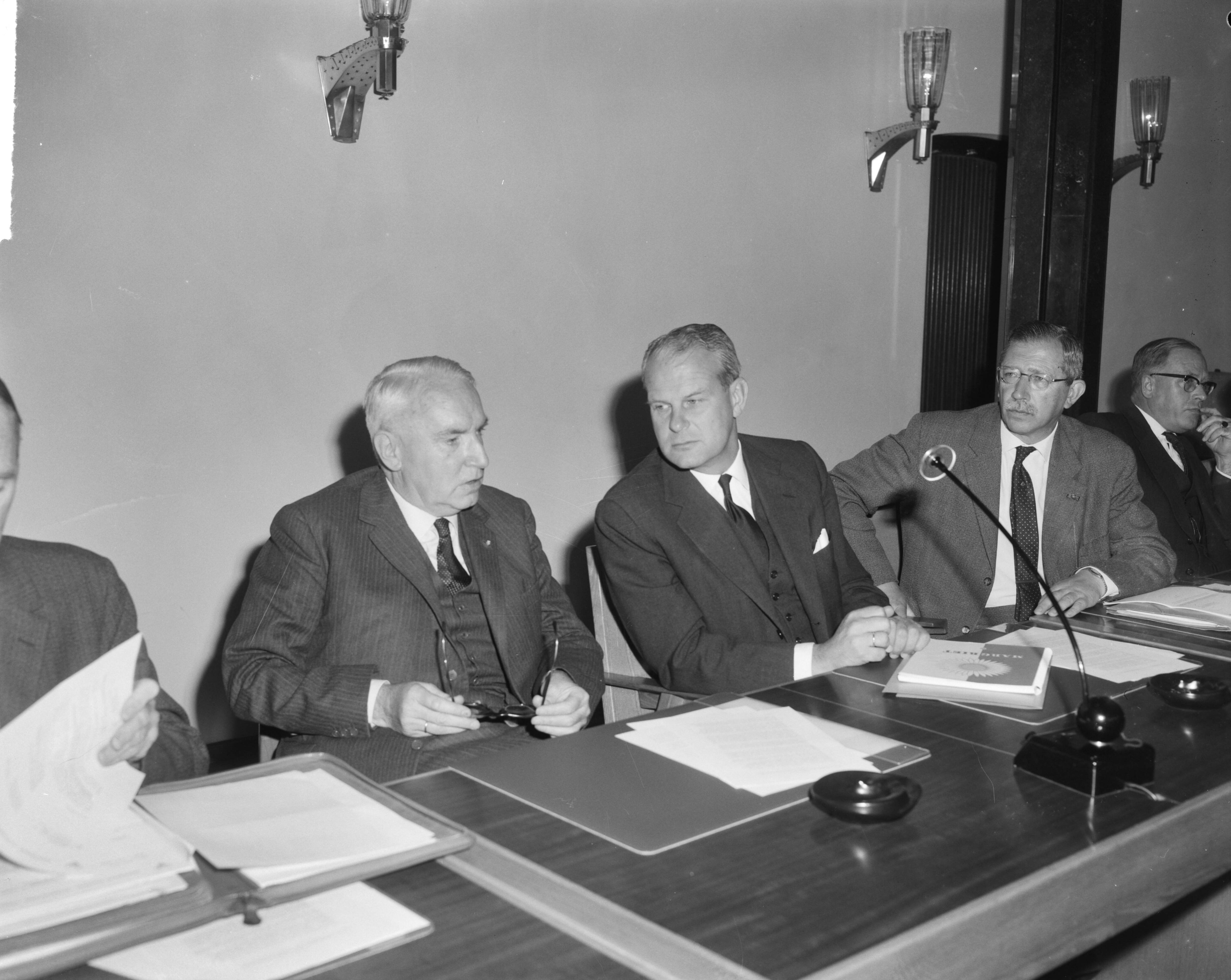 Fotocollectie Anefo — Loonoverleg in gebouw van de SER te Den Haag . Mr. A J.R. Maurits, H. J. de Koster, ir. K. van der Pots — Foto: Bilsen, Joop van / Anefo. Licentie: Set B: Rechtenvrij / Publiek Domein. Bron: Nationaal Archief. http://hdl.handle.net/10648/aa4a1dae-d0b4-102d-bcf8-003048976d84