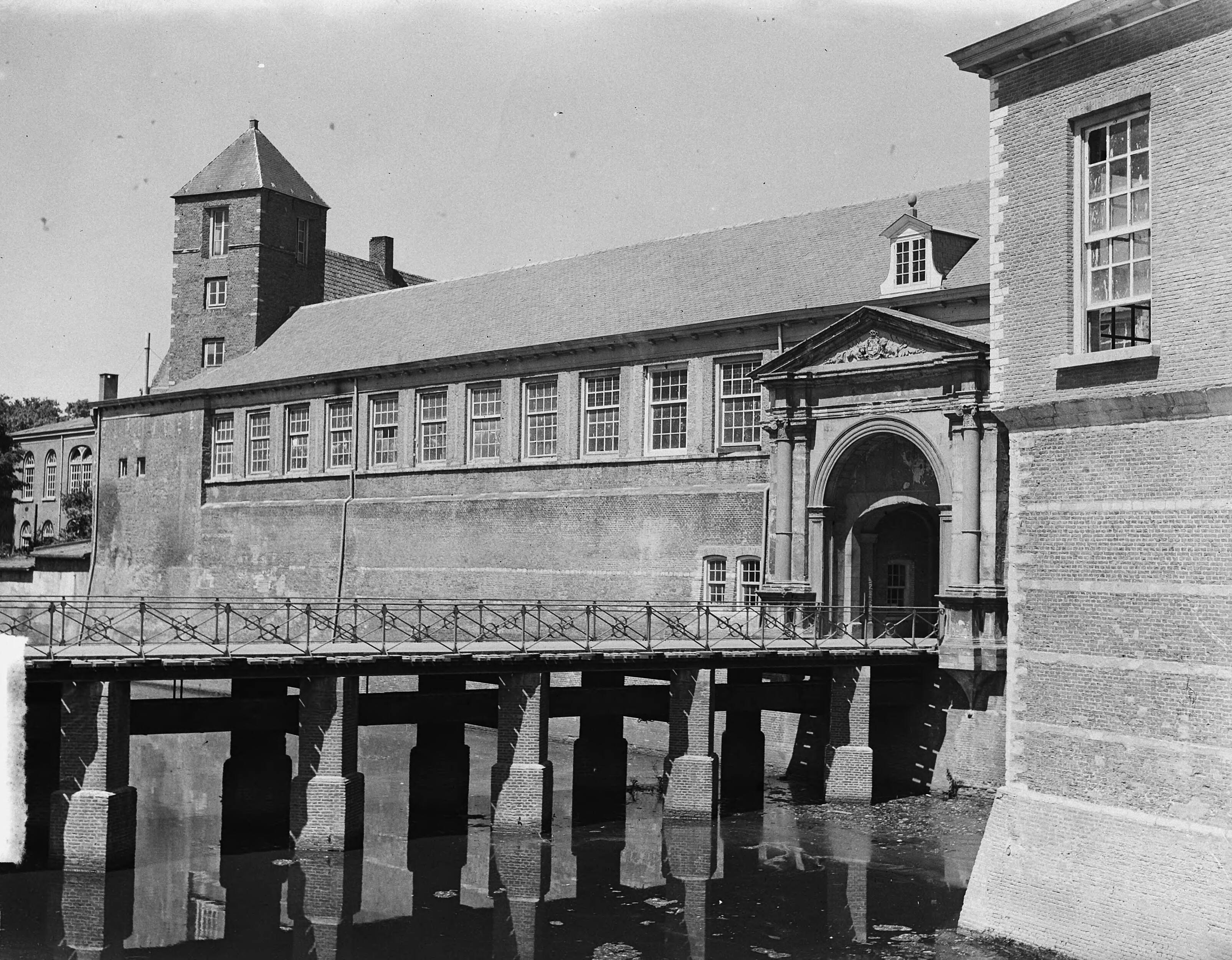 Fotocollectie Anefo — Gebouw KMA te Breda — Foto: Merk, Ben / Anefo. Licentie: Set B: Rechtenvrij / Publiek Domein. Bron: Nationaal Archief. http://hdl.handle.net/10648/a8cada9a-d0b4-102d-bcf8-003048976d84