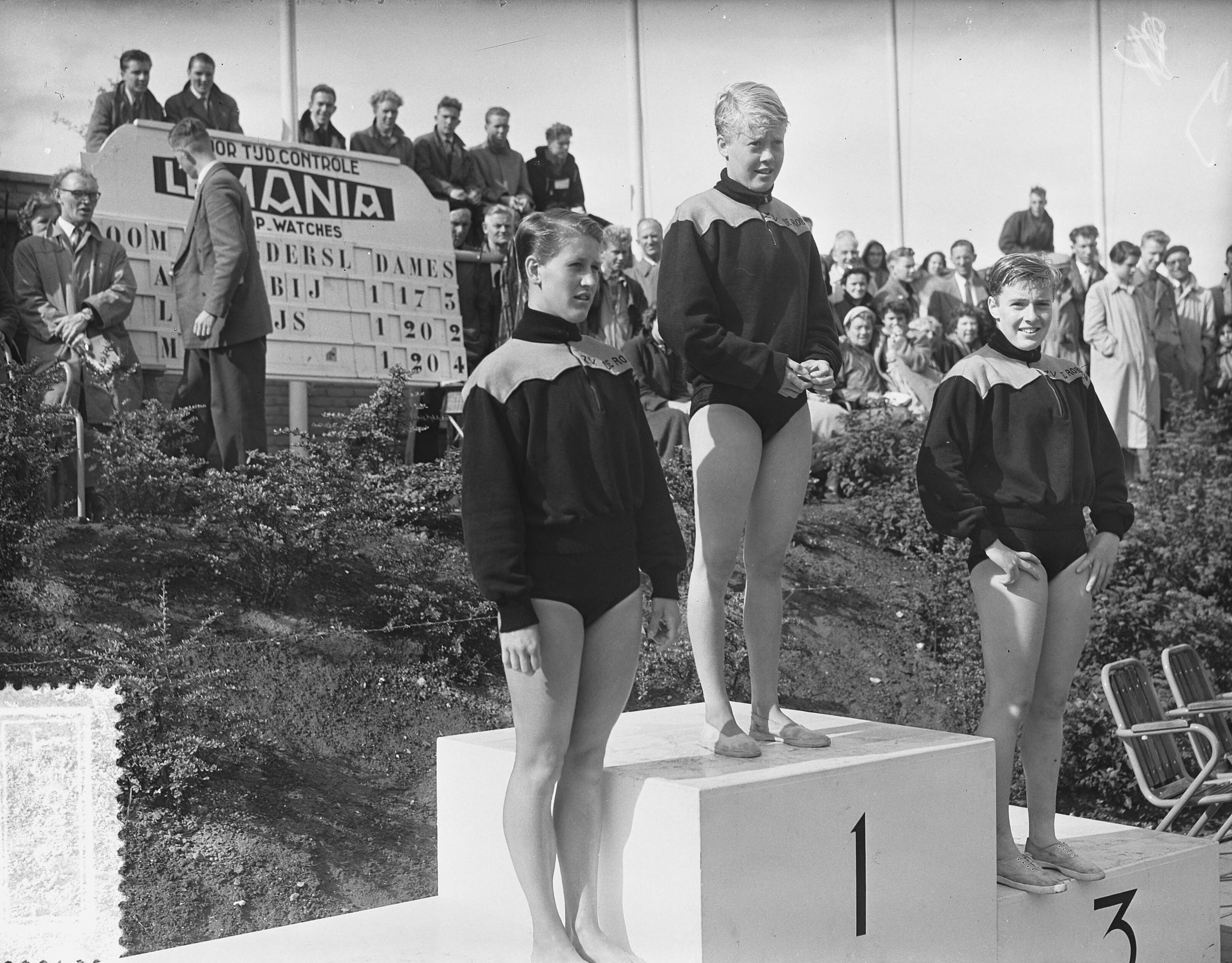 Fotocollectie Anefo — Nederlandse kampioenschappen zwemmen te Groningen, Huldiging 100 m vlinder dames [Vlnr. Lenie de Nijs (2), Atie Voorbij (1) en Mary Kok (3)] — Foto: Bilsen, Joop van / Anefo. Licentie: Set B: Rechtenvrij / Publiek Domein. Bron: Nationaal Archief. http://hdl.handle.net/10648/a9393a4e-d0b4-102d-bcf8-003048976d84