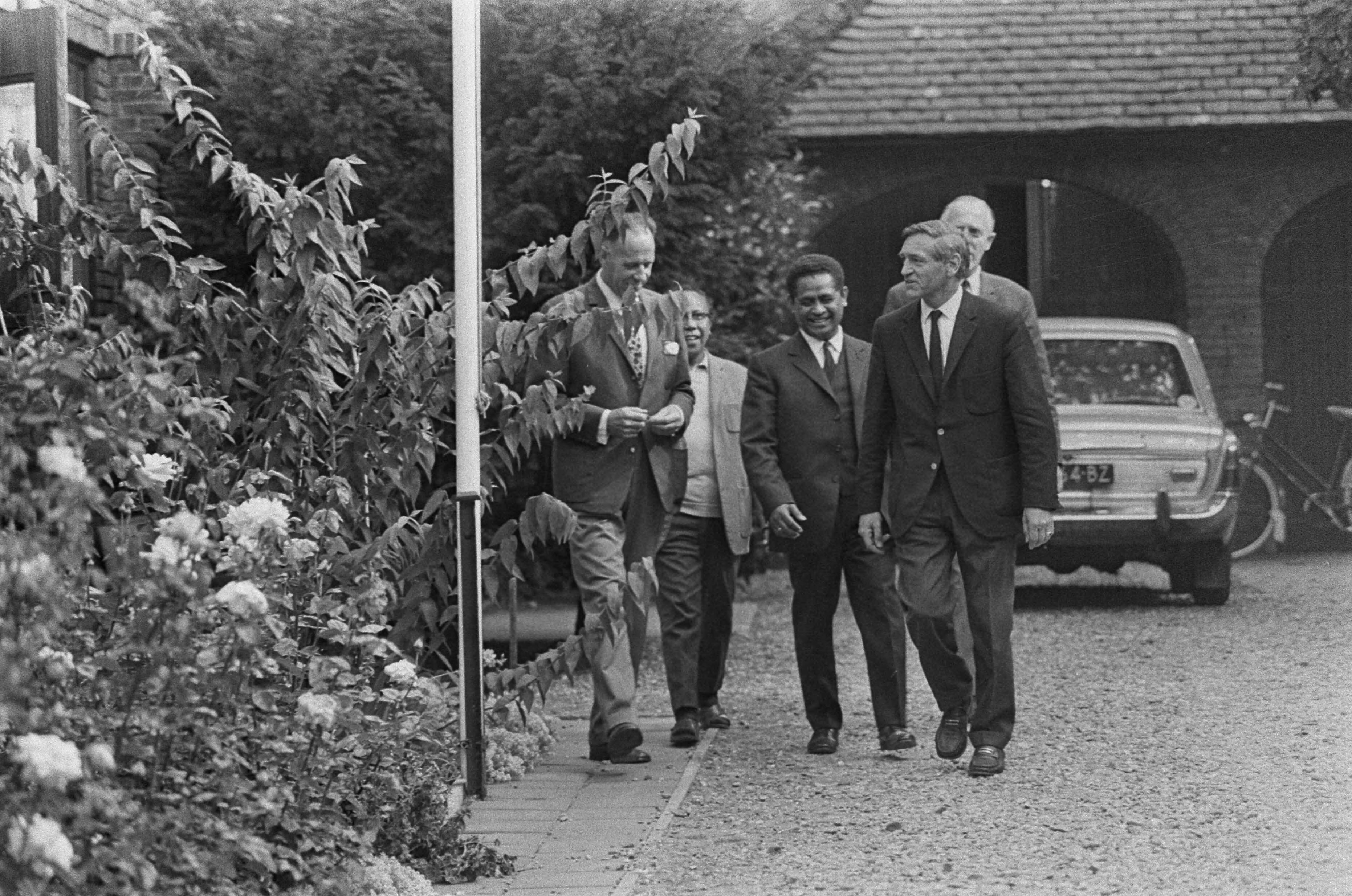 Fotocollectie Anefo — Ambonezen bezetten woning van Indonesische Ambassadeur, Wassenaar — Foto: Evers, Joost / Anefo. Licentie: Set B: Rechtenvrij / Publiek Domein. Bron: Nationaal Archief. http://hdl.handle.net/10648/aba17508-d0b4-102d-bcf8-003048976d84