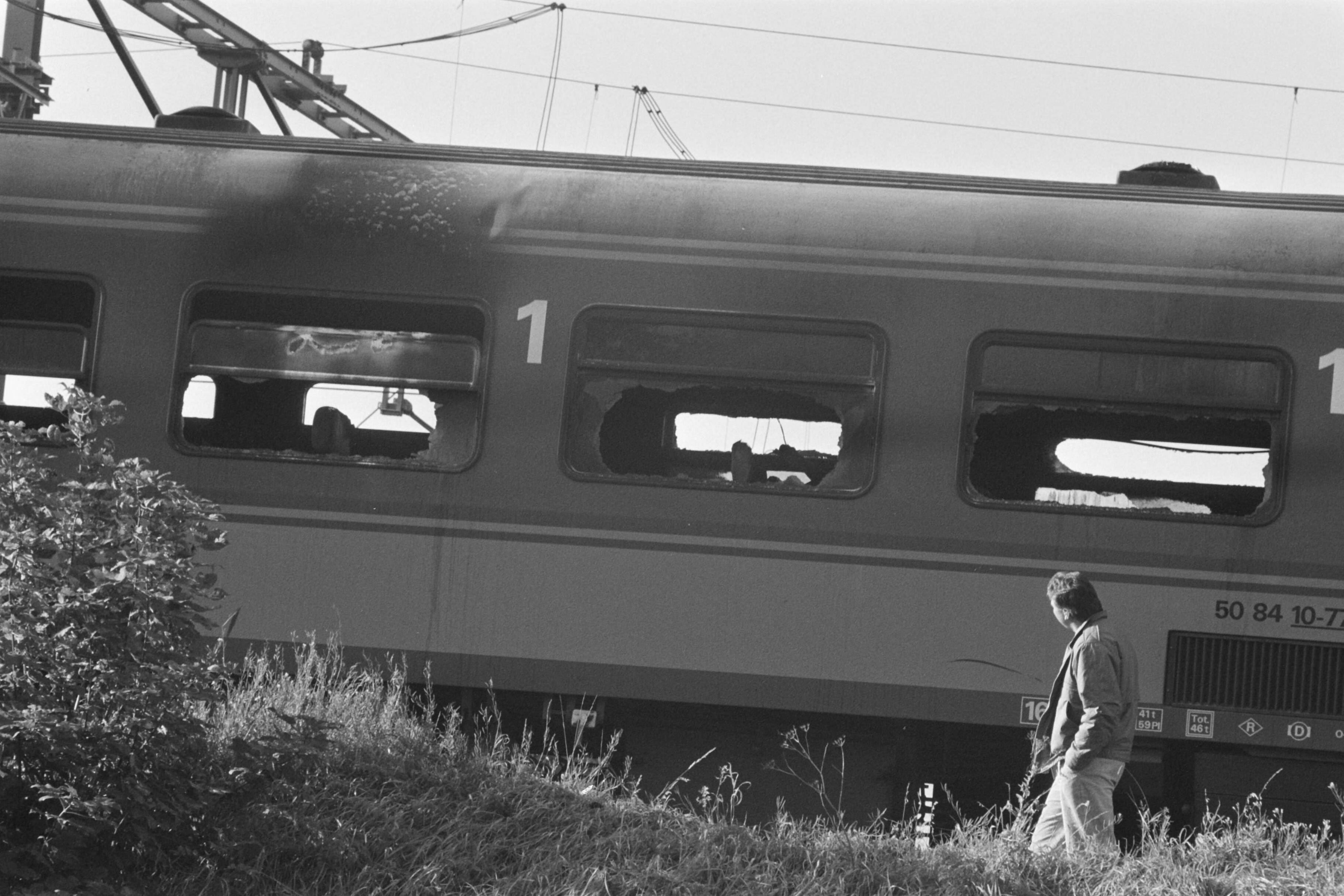 Fotocollectie Anefo — Brand in trein op traject Amsterdam Haarlem — Foto: Bogaerts, Rob / Anefo. Licentie: Set B: Rechtenvrij / Publiek Domein. Bron: Nationaal Archief. http://hdl.handle.net/10648/ad651688-d0b4-102d-bcf8-003048976d84