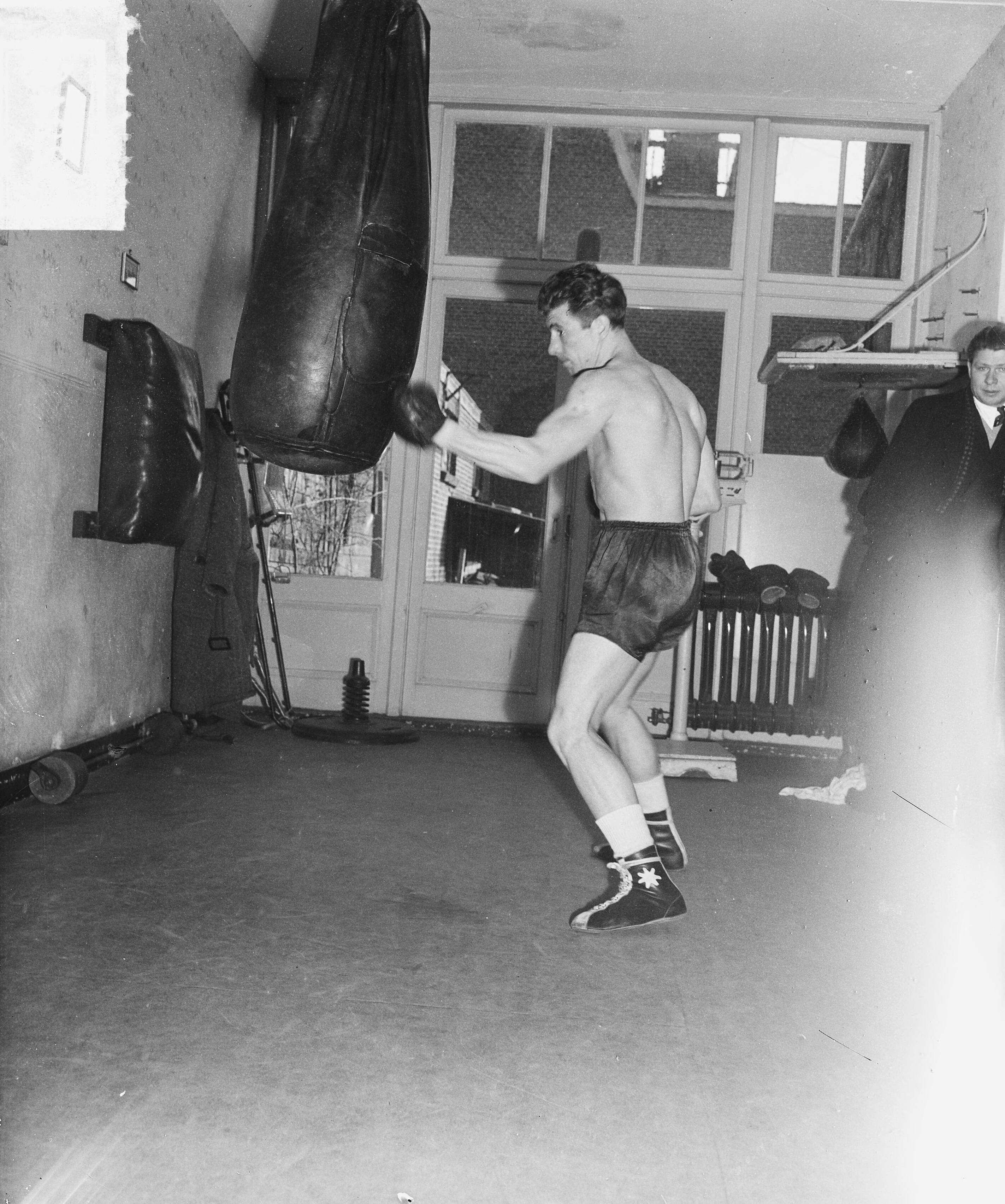 Fotocollectie Anefo — Training bokser Luc Van Dam in Den Haag. Met boksbal — Foto: Merk, Ben / Anefo. Licentie: Set B: Rechtenvrij / Publiek Domein. Bron: Nationaal Archief. http://hdl.handle.net/10648/a8c3801a-d0b4-102d-bcf8-003048976d84