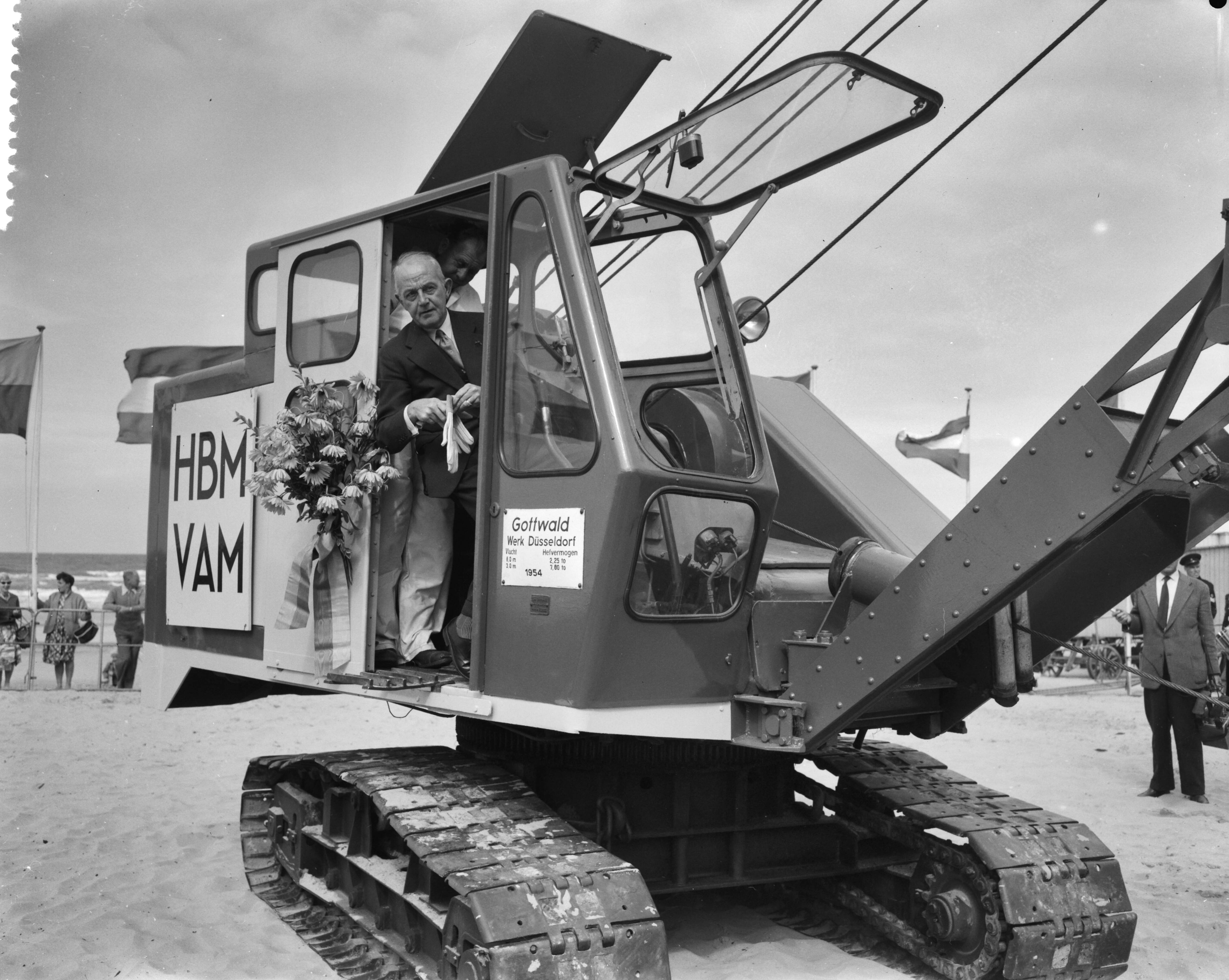 Fotocollectie Anefo — Burgemeester van Den Haag H.A.M.T. Kolfschoten geeft startsein voor de bouw van de nieuwe pier te Scheveningen — Foto: Behrens, Herbert F. / Anefo. Licentie: Set B: Rechtenvrij / Publiek Domein. Bron: Nationaal Archief. http://hdl.handle.net/10648/a99dbc30-d0b4-102d-bcf8-003048976d84