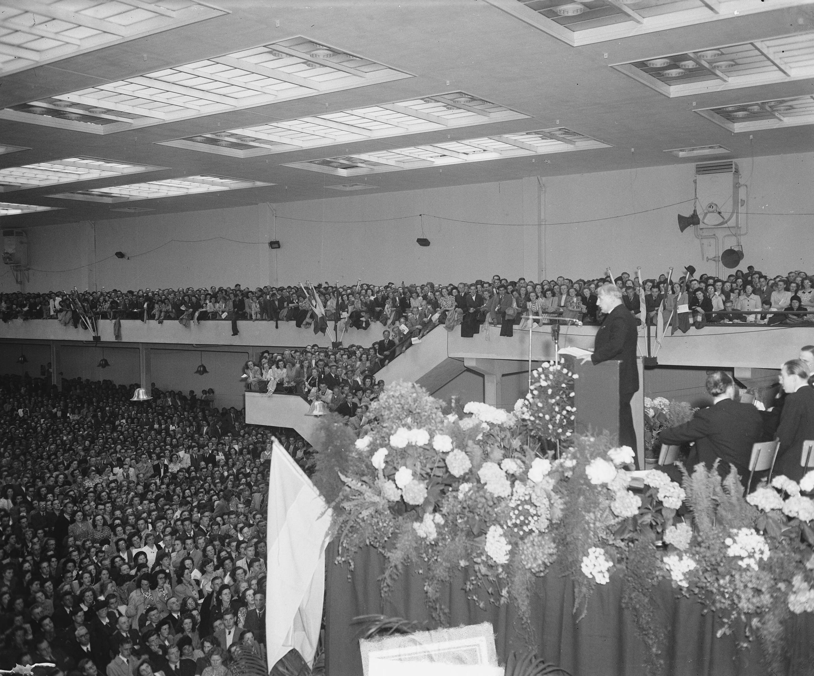 Fotocollectie Anefo — R. K. Jeugd in Jaarbeurs Utrecht — Foto: Merk, Ben / Anefo. Licentie: Set B: Rechtenvrij / Publiek Domein. Bron: Nationaal Archief. http://hdl.handle.net/10648/a8c880b0-d0b4-102d-bcf8-003048976d84