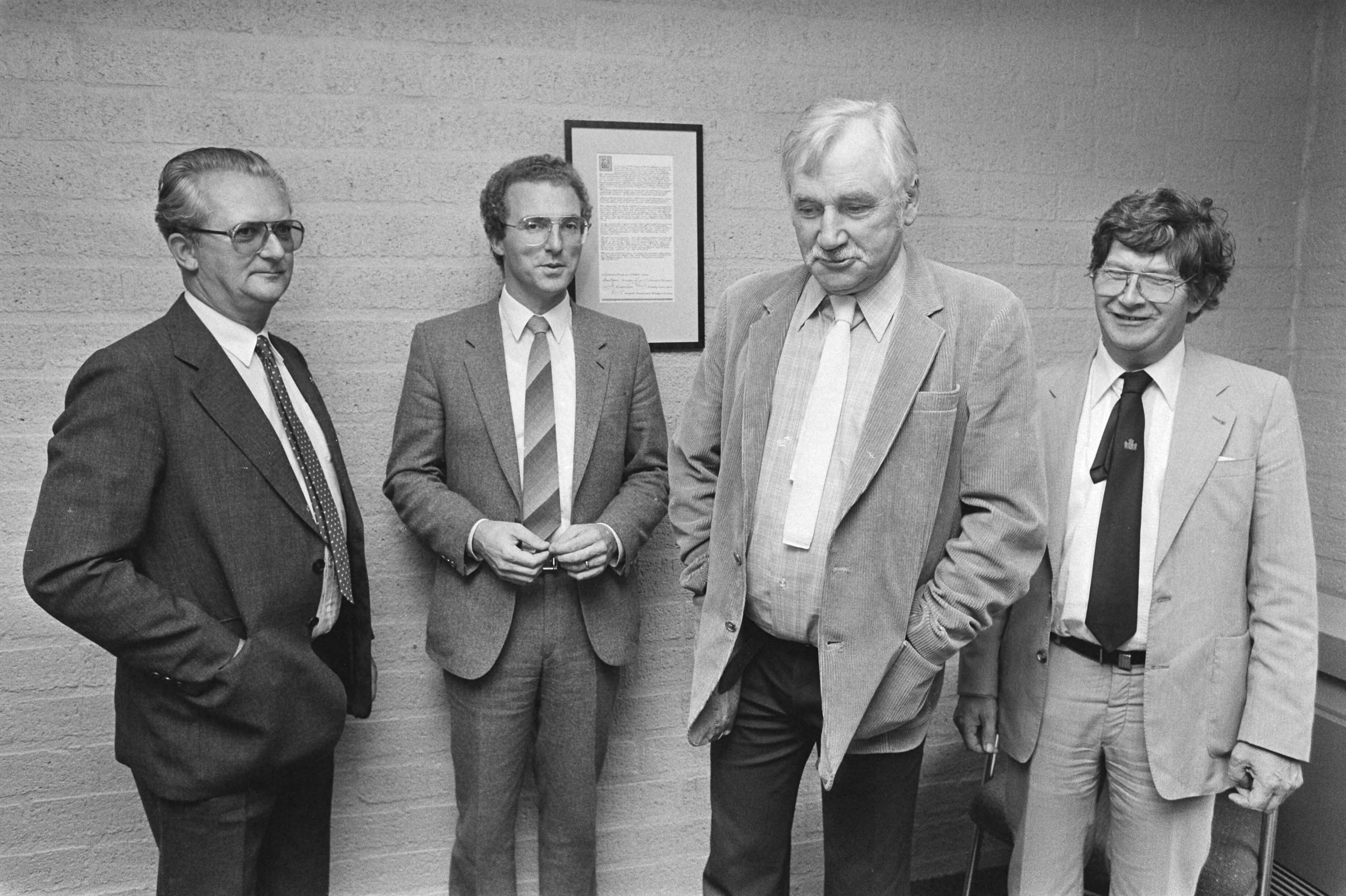 Vergadering van vier ambtenarenbonden i.v.m. voorgenomen stiptheidsacties — V.l.n.r. de voorzitters A. de Jong (CCOOP), G.A.W. van Dale (CMHA), J. van de Scheur (ACOP) en F.Roefs (Ambtenarencentrum) — Foto: Bogaerts, Rob / Anefo. Licentie: Set B: Rechtenvrij / Publiek Domein. Bron: Nationaal Archief. http://hdl.handle.net/10648/ad2e8500-d0b4-102d-bcf8-003048976d84
