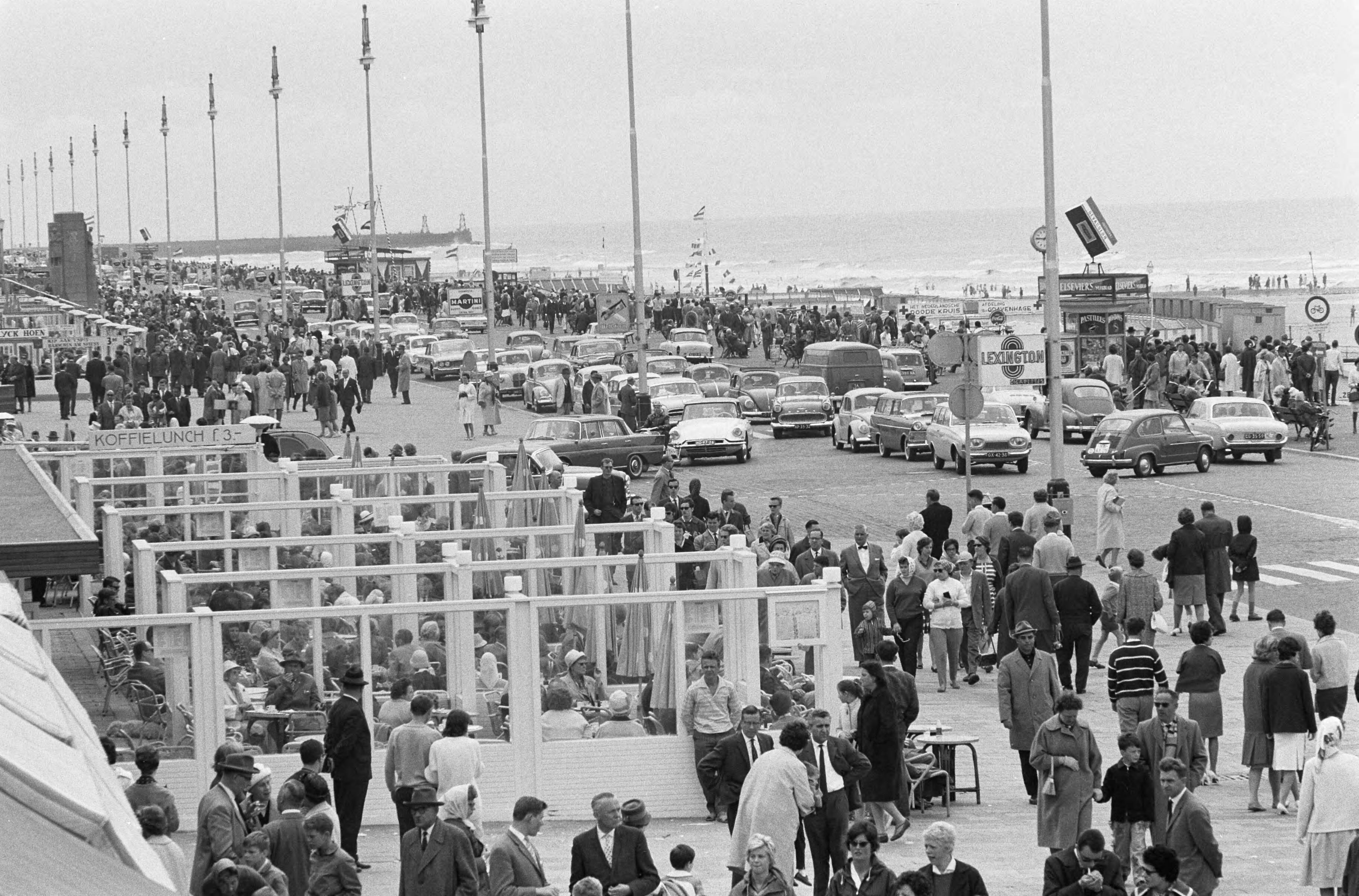 Fotocollectie Anefo — Pinkster-drukte in Scheveningen — Foto: Koch, Eric / Anefo. Licentie: Set B: Rechtenvrij / Publiek Domein. Bron: Nationaal Archief. http://hdl.handle.net/10648/aa0c062c-d0b4-102d-bcf8-003048976d84