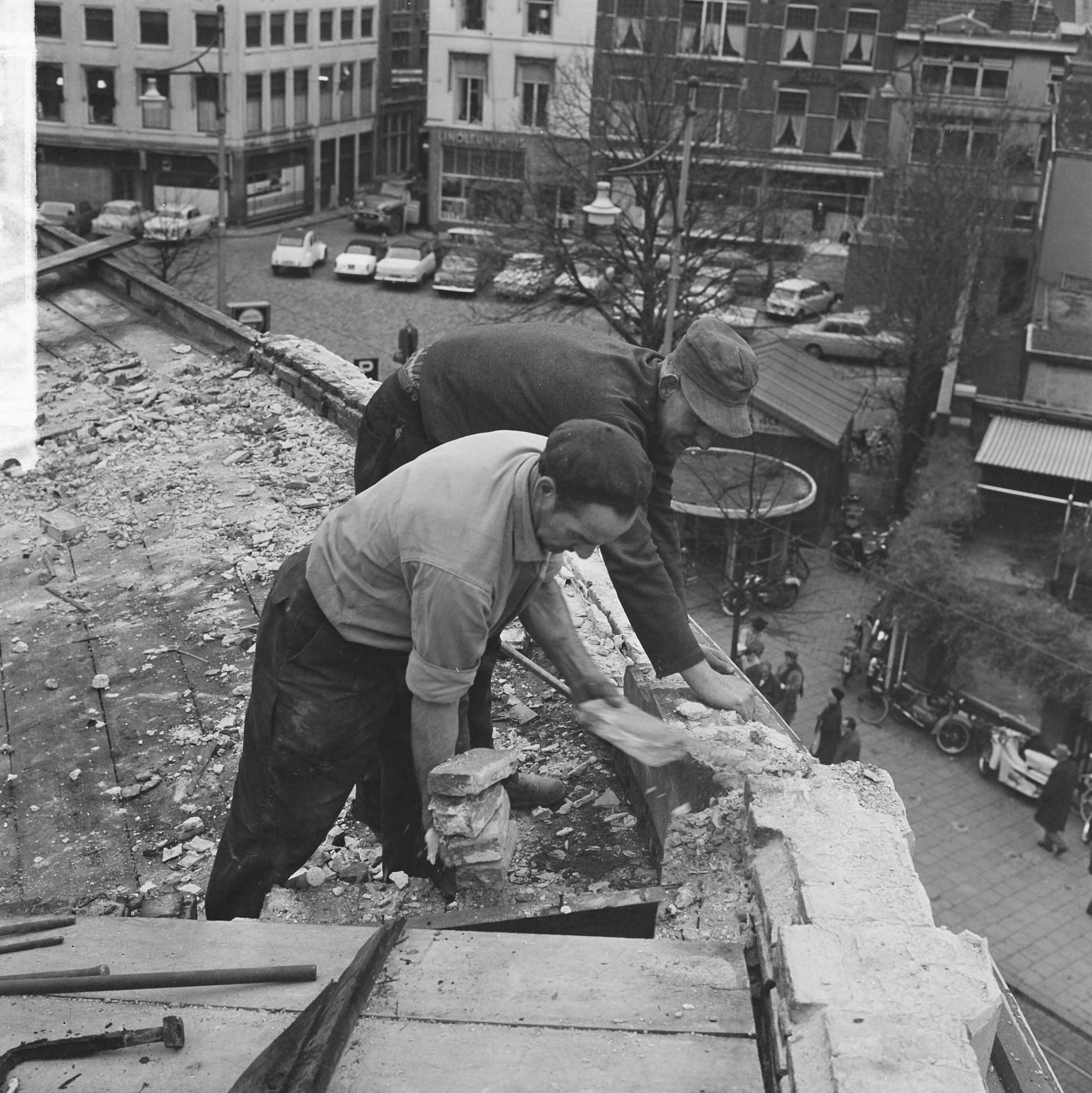 Fotocollectie Anefo — Den Haag krijgt nieuw hart, rond het oud stadhuis, begonnen met afbreken gebouwen — Foto: Koch, Eric / Anefo. Licentie: Set B: Rechtenvrij / Publiek Domein. Bron: Nationaal Archief. http://hdl.handle.net/10648/aa83b726-d0b4-102d-bcf8-003048976d84