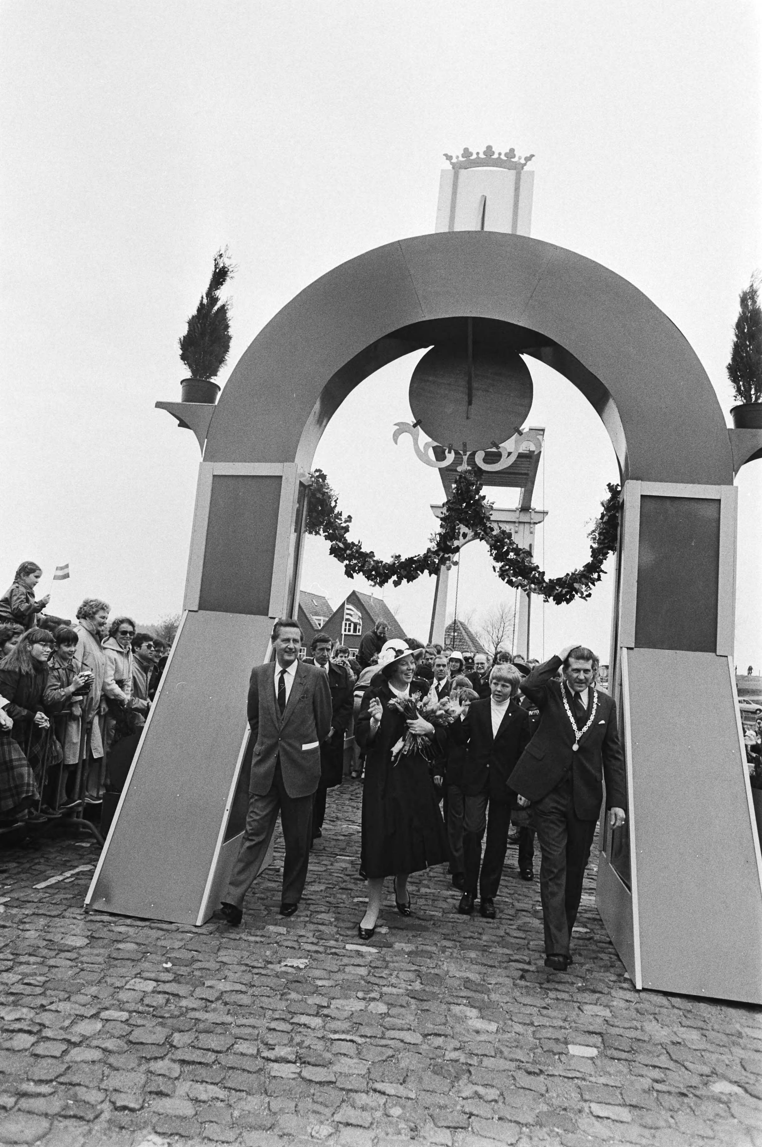 Fotocollectie Anefo — Viering Koninginnedag in Veere, het koninklijke gezin door een poortje bij aankomst in Veere — Foto: Bogaerts, Rob / Anefo. Licentie: Set B: Rechtenvrij / Publiek Domein. Bron: Nationaal Archief. http://hdl.handle.net/10648/acfab25c-d0b4-102d-bcf8-003048976d84