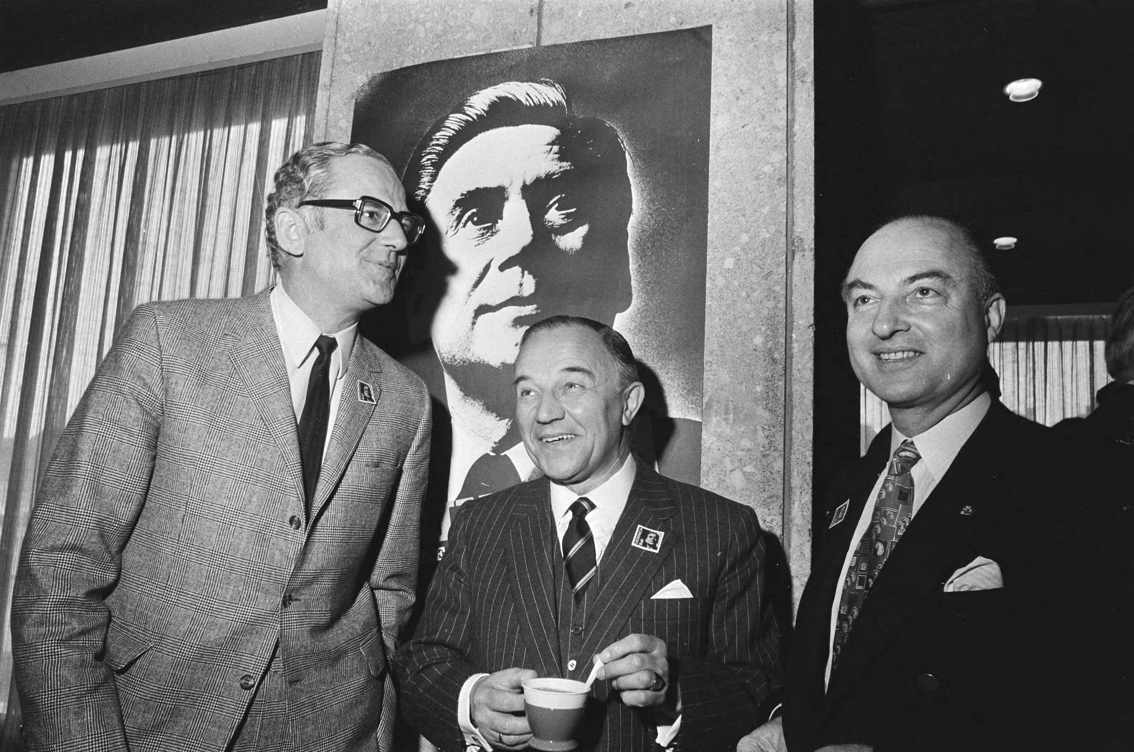 Partijraad van de KVP in Turfschip Breda over samenwerking met de VVD — V.l.n.r. Fons van der Stee, premier Piet de Jong en Norbert Schmelzer — Foto: Fotograaf Onbekend / Anefo. Licentie: Set B: Rechtenvrij / Publiek Domein. Bron: Nationaal Archief. http://hdl.handle.net/10648/abb8ffb6-d0b4-102d-bcf8-003048976d84
