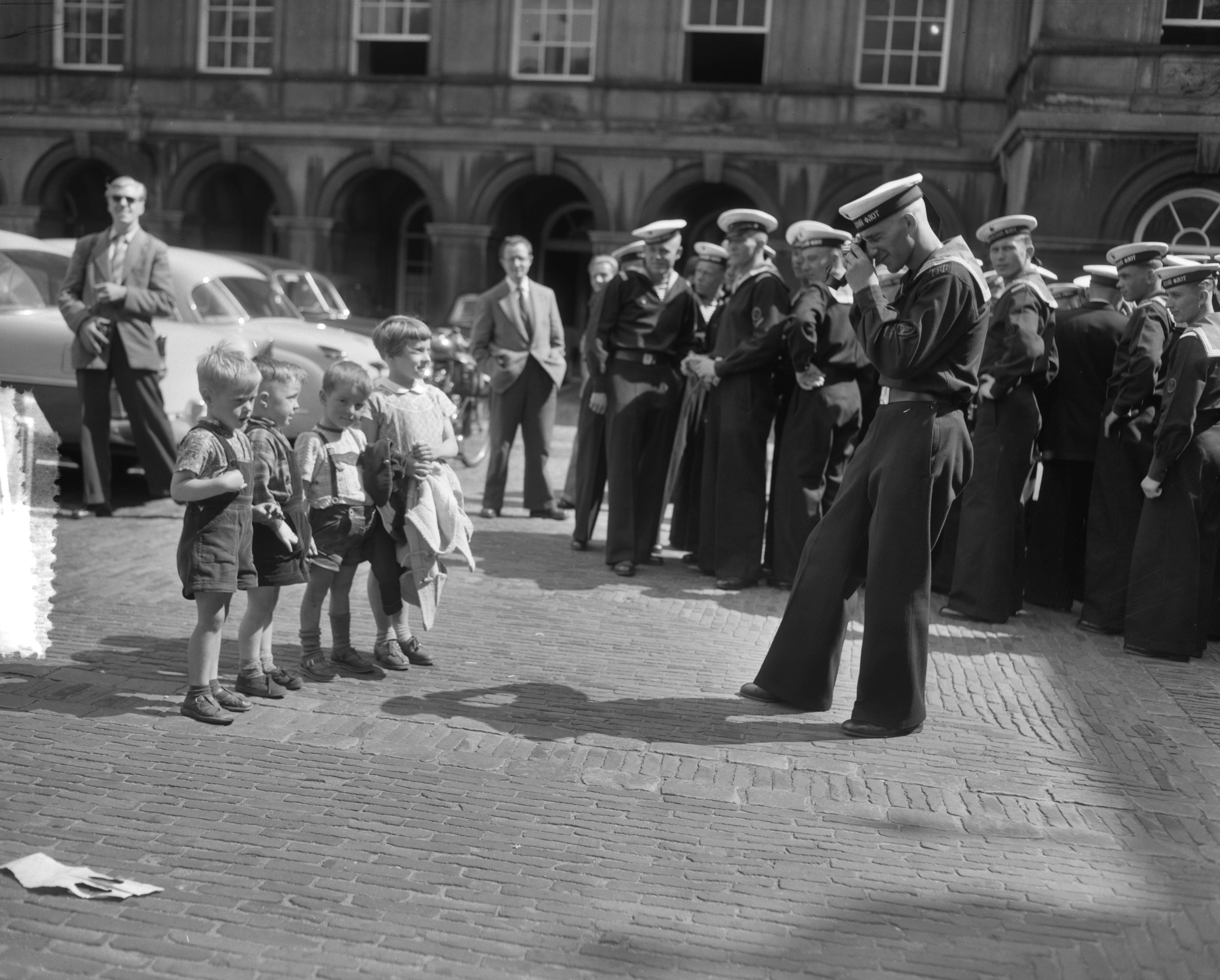 Fotocollectie Anefo — Russisch vlootbezoek. Bemanning te Den Haag — Foto: Pot, Harry / Anefo. Licentie: Set B: Rechtenvrij / Publiek Domein. Bron: Nationaal Archief. http://hdl.handle.net/10648/a94c0fc0-d0b4-102d-bcf8-003048976d84