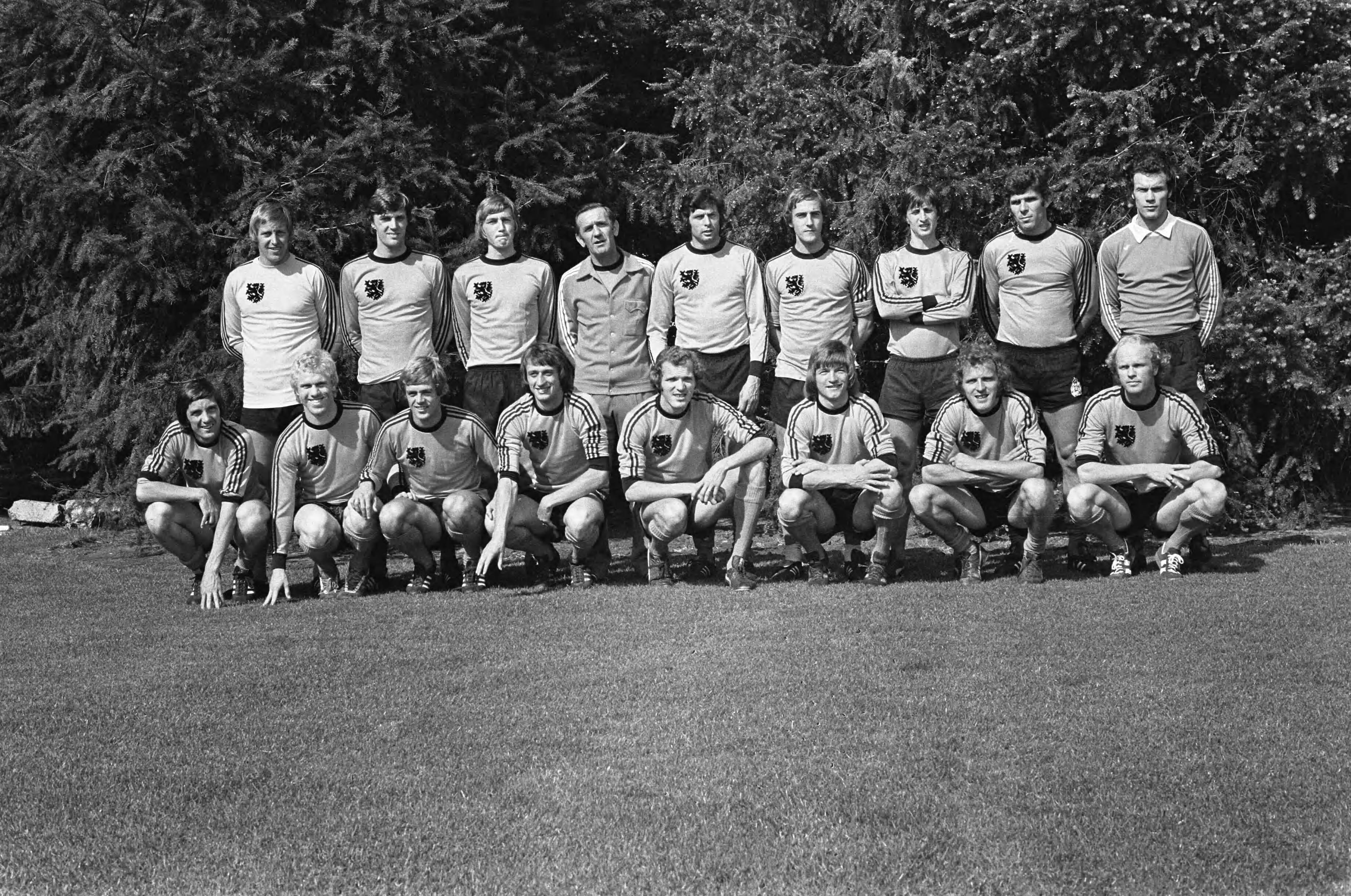 Fotocollectie Anefo — Training Nederlands elftal in Zeist, Nederlands elftal — Foto: Peters, Hans / Anefo. Licentie: Set B: Rechtenvrij / Publiek Domein. Bron: Nationaal Archief. http://hdl.handle.net/10648/ac83f7b6-d0b4-102d-bcf8-003048976d84