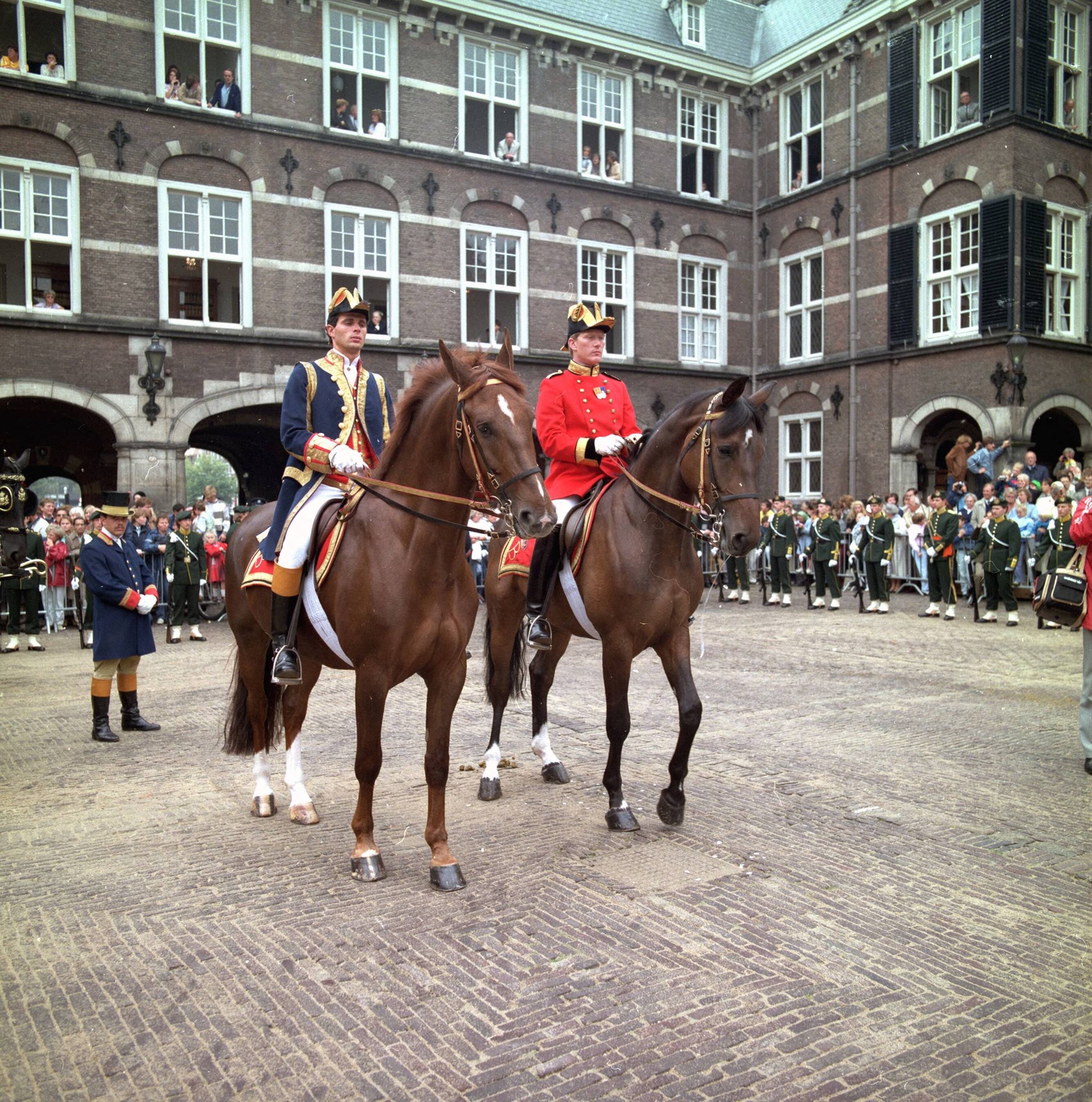 Fotocollectie RVD / Koninklijk Huis — Prinsjesdag: Aankomst stalmeester Hans van den Hout op het Binnenhof — Foto: Studio Lanza / RVD. Licentie: Set B: Rechtenvrij / Publiek Domein. Bron: Nationaal Archief. http://hdl.handle.net/10648/afb154ce-d0b4-102d-bcf8-003048976d84