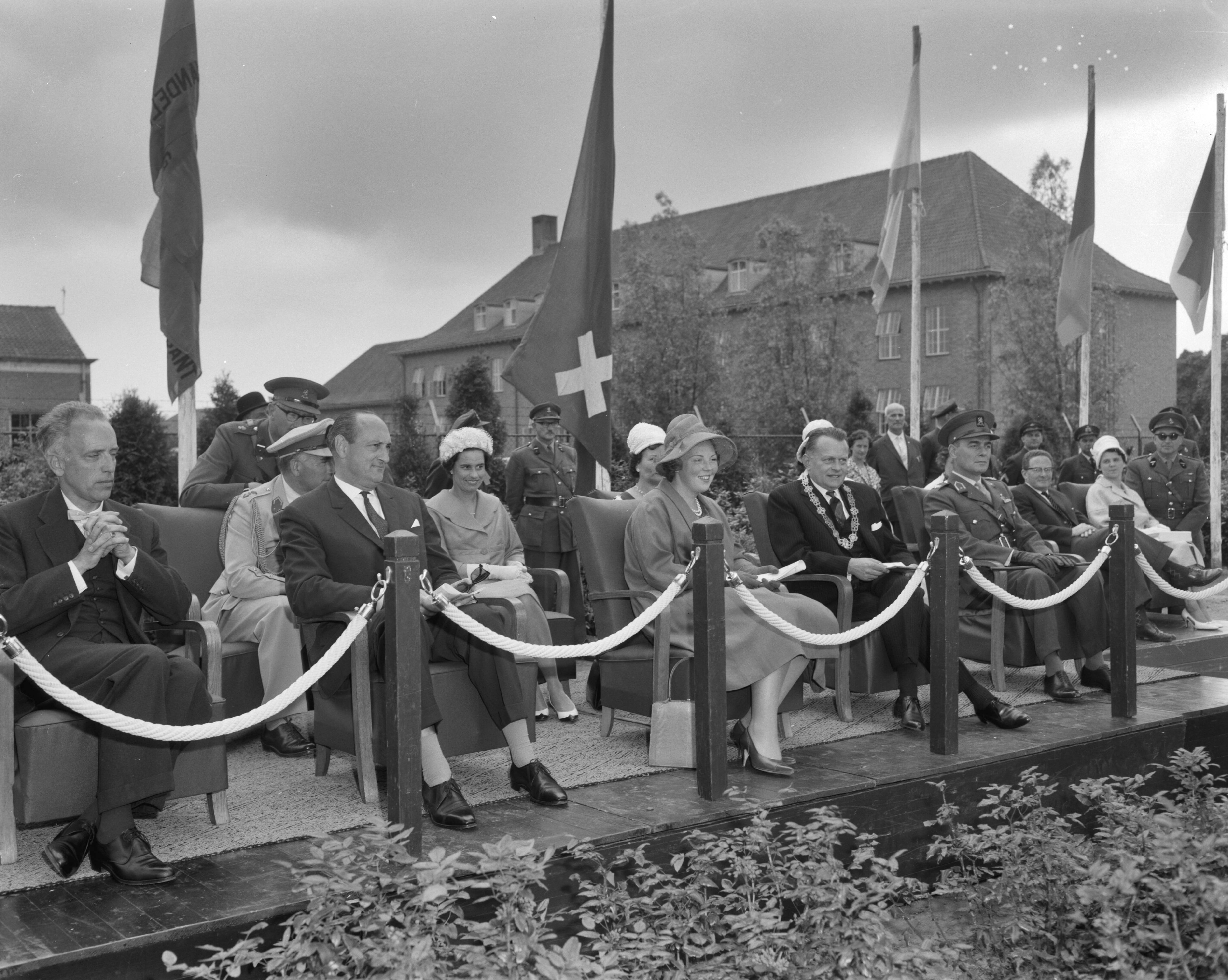 Fotocollectie Anefo — Prinses Beatrix poliomars in Breda, wandelaars defileren voor prinses Beatrix, Commissaris der Koningin in Noord-Brabant dr. C.N.M. Kortmann, minister mr. E.H. Toxopeus en burgemeester van Breda, mr. R.M.A.A.Geuljans — Foto: Bilsen, Joop van / Anefo. Licentie: Set B: Rechtenvrij / Publiek Domein. Bron: Nationaal Archief. http://hdl.handle.net/10648/aa0cbe32-d0b4-102d-bcf8-003048976d84