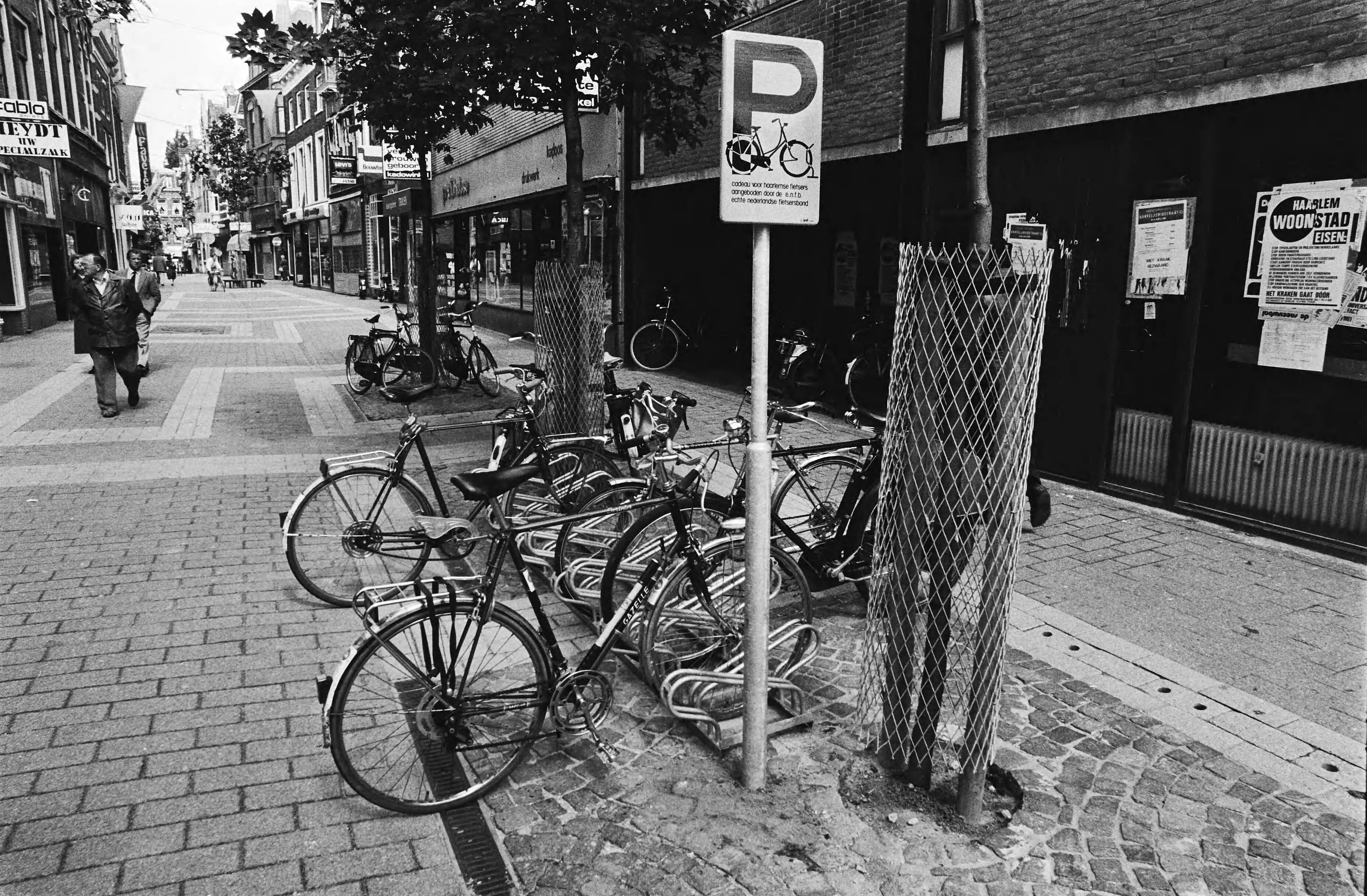 Fotocollectie Anefo — Fietsparkeerplaats en bord in Haarlem, aangeboden door Echte Nederlandse Fietsers Bond — Foto: Antonisse, Marcel / Anefo. Licentie: Set B: Rechtenvrij / Publiek Domein. Bron: Nationaal Archief. http://hdl.handle.net/10648/ace3a170-d0b4-102d-bcf8-003048976d84