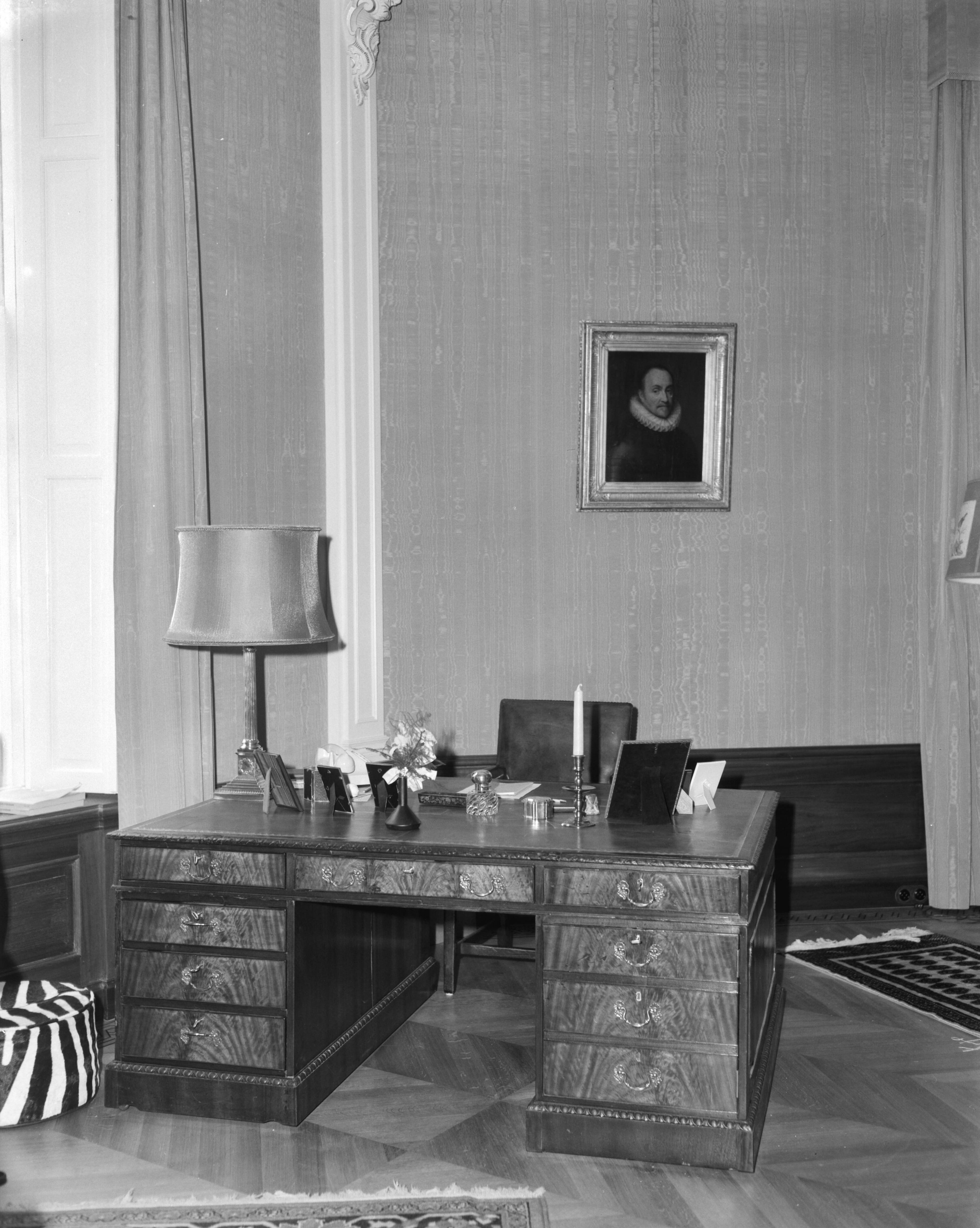 Fotocollectie Anefo — Interieur Slot Drakensteyn . De werkkamer — Foto: Bilsen, Joop van / Anefo. Licentie: Set B: Rechtenvrij / Publiek Domein. Bron: Nationaal Archief. http://hdl.handle.net/10648/aa305d74-d0b4-102d-bcf8-003048976d84
