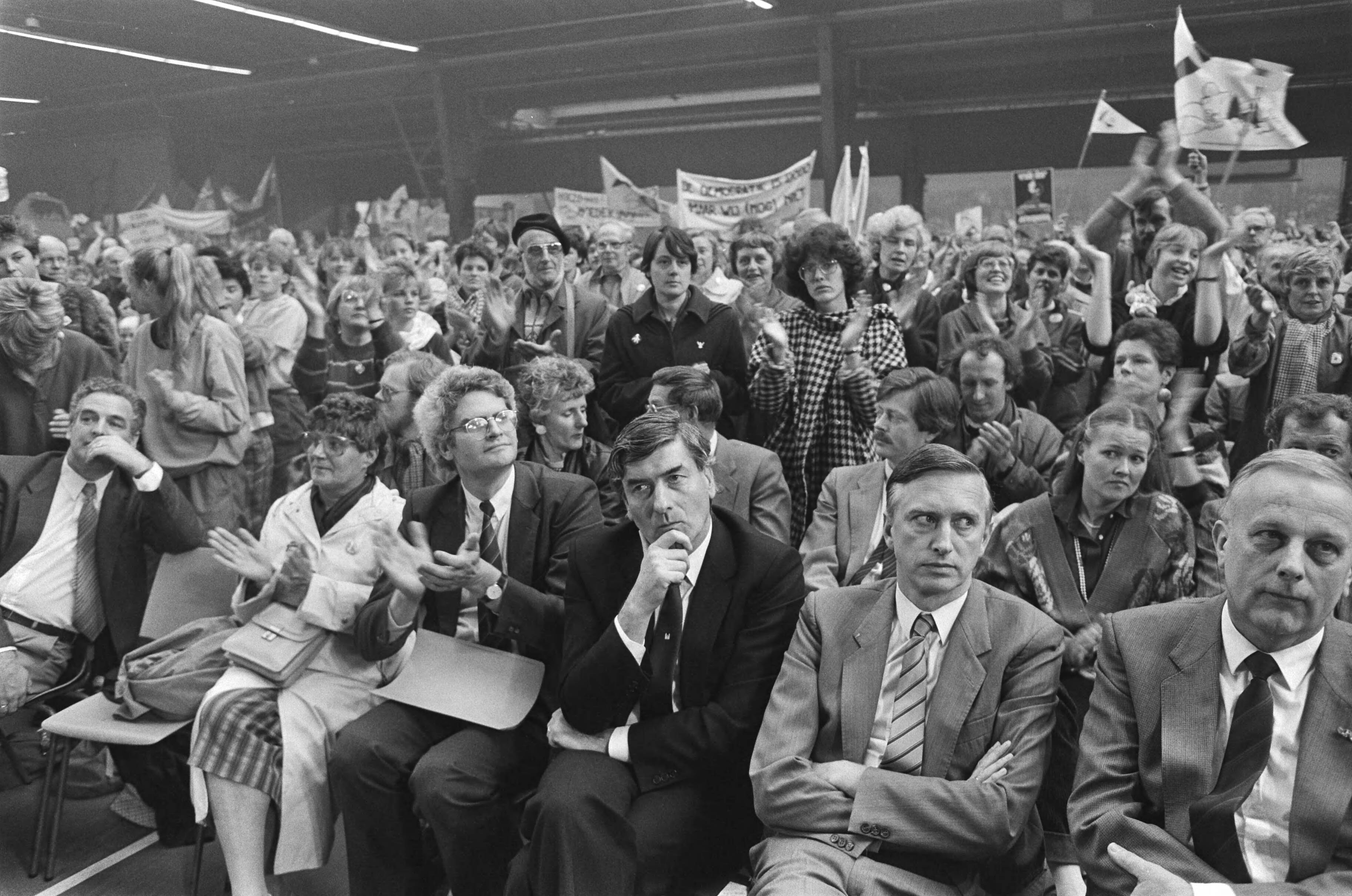 Fotocollectie Anefo — Slotmanifestatie volkspetitionnement in Den Haag ; demonstrant met tekst "no nonsense naar Woensdrecht" — Foto: Croes, Rob C. / Anefo. Licentie: Set B: Rechtenvrij / Publiek Domein. Bron: Nationaal Archief. http://hdl.handle.net/10648/ad4bf770-d0b4-102d-bcf8-003048976d84