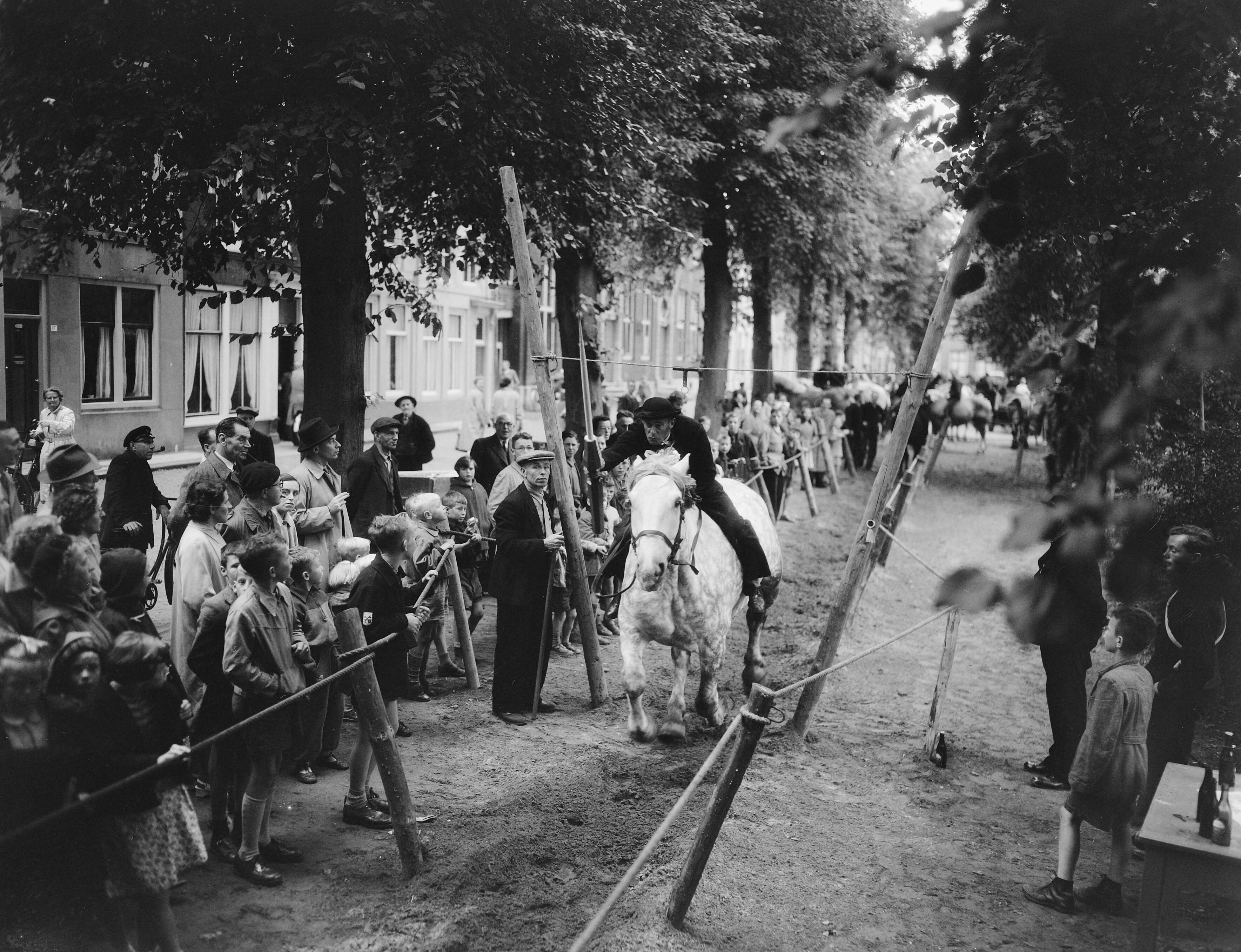 Fotocollectie Anefo — Ringrijderij Middelburg, ringsteken te paard — Foto: Duinen, G.W. van / Anefo. Licentie: Set B: Rechtenvrij / Publiek Domein. Bron: Nationaal Archief. http://hdl.handle.net/10648/a927fb12-d0b4-102d-bcf8-003048976d84