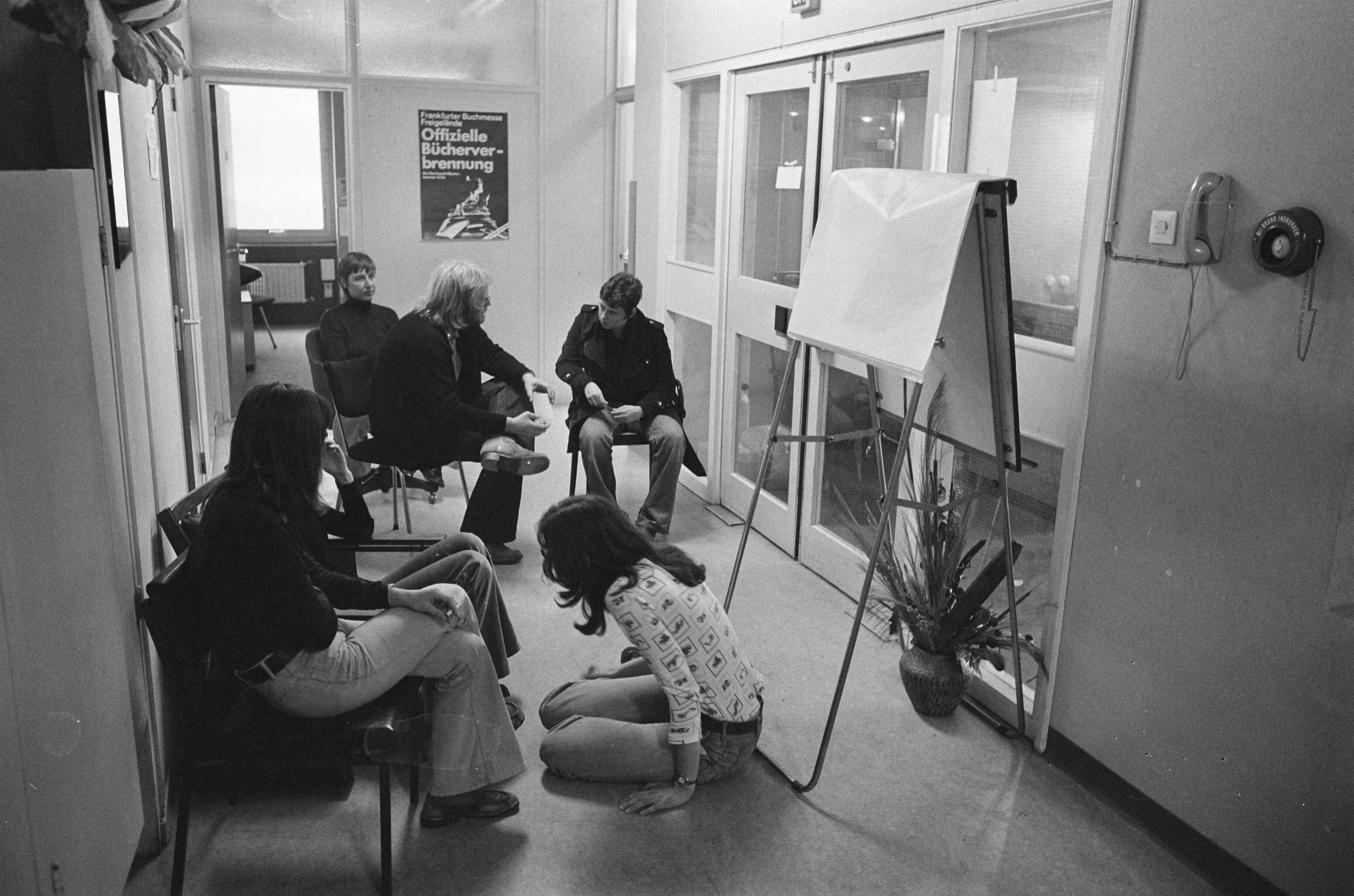 Fotocollectie Anefo — Hoofdkantoor NVSH bezet door aanhangers nieuw hoofdbestuur in Den Haag ; bezetters in gebouw — Foto: Verhoeff, Bert / Anefo. Licentie: Set B: Rechtenvrij / Publiek Domein. Bron: Nationaal Archief. http://hdl.handle.net/10648/ac55ef9c-d0b4-102d-bcf8-003048976d84