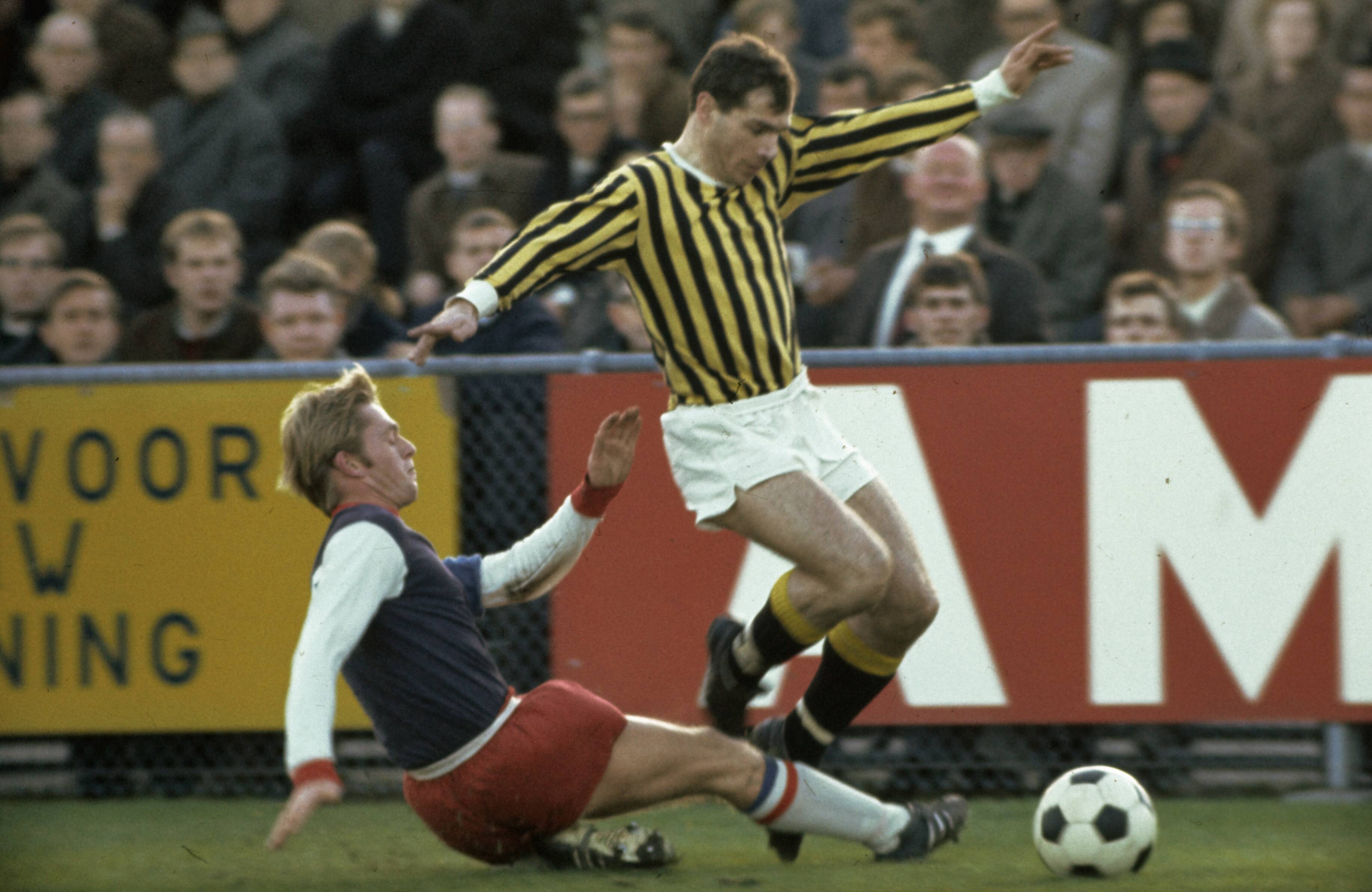 Fotocollectie Anefo — Haarlem tegen Vitesse 2-1. Chris de Vries probeert een sliding van een Haarlem-speler te ontwijken — Foto: Kroon, Ron / Anefo. Licentie: Set B: Rechtenvrij / Publiek Domein. Bron: Nationaal Archief. http://hdl.handle.net/10648/ad8f682a-d0b4-102d-bcf8-003048976d84