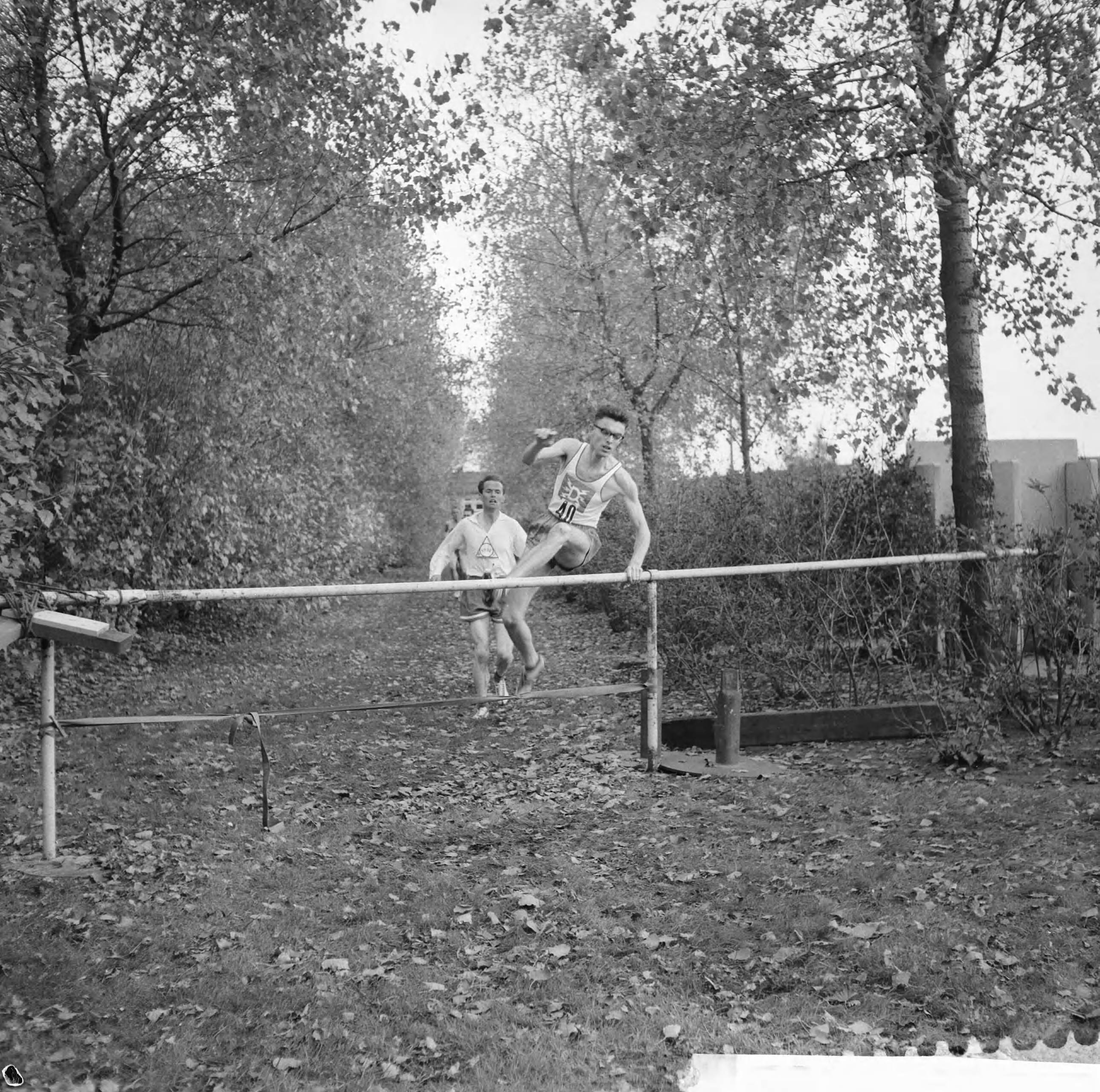 Fotocollectie Anefo — Nederlandse veldloopkampioenschappen in Tuindorp-Oostzaan, de latere winnaar Hein Cujé neemt een hindernis, achter hem Jan Keesom (3e) — Foto: Lindeboom, Henk / Anefo. Licentie: Set B: Rechtenvrij / Publiek Domein. Bron: Nationaal Archief. http://hdl.handle.net/10648/a9bbc93c-d0b4-102d-bcf8-003048976d84