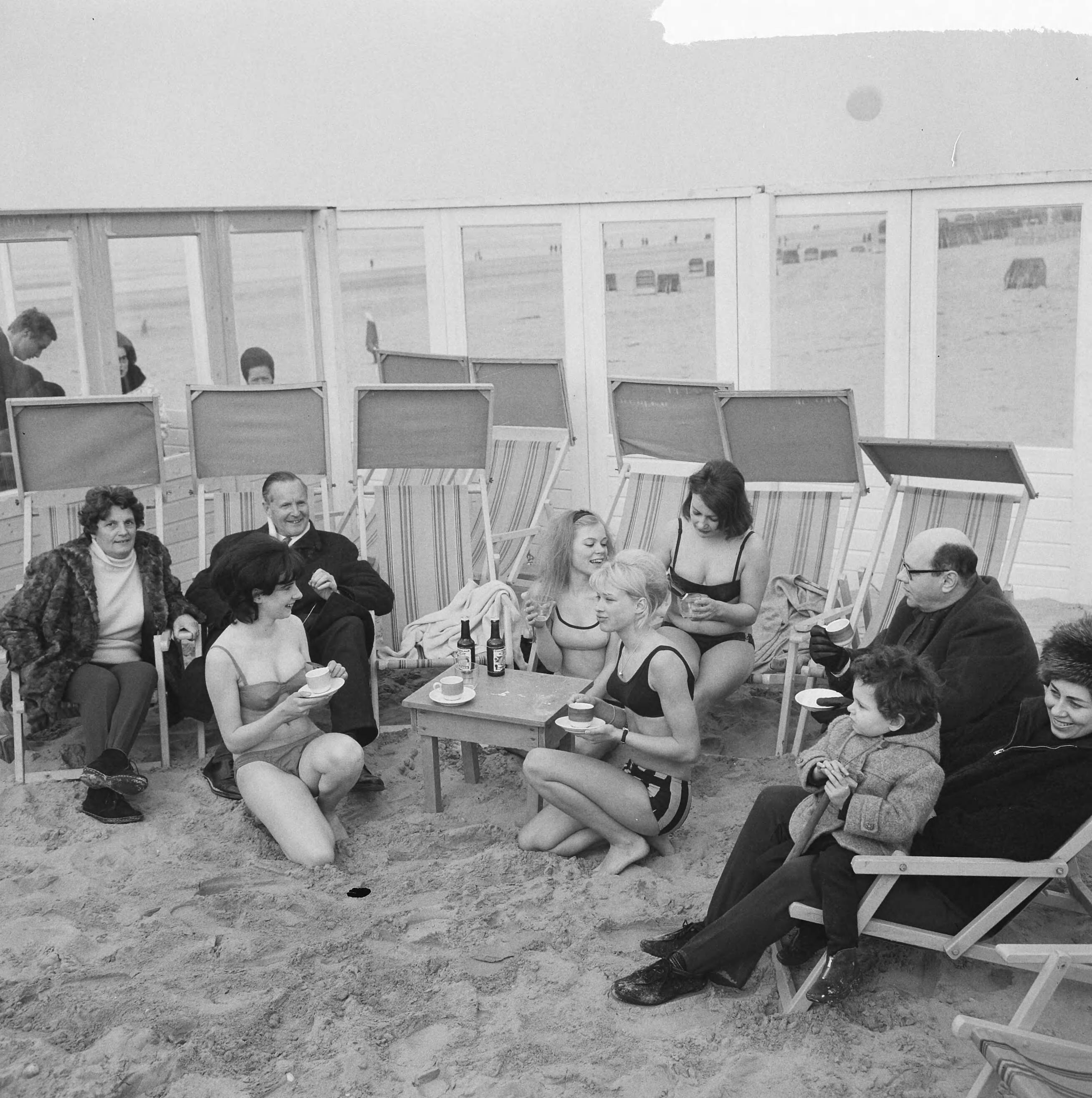 Fotocollectie Anefo — Meisjes in bikini in zee te Zandvoort, de meisjes op terrasje — Foto: Nijs, Jac. de / Anefo. Licentie: Set B: Rechtenvrij / Publiek Domein. Bron: Nationaal Archief. http://hdl.handle.net/10648/aa974426-d0b4-102d-bcf8-003048976d84