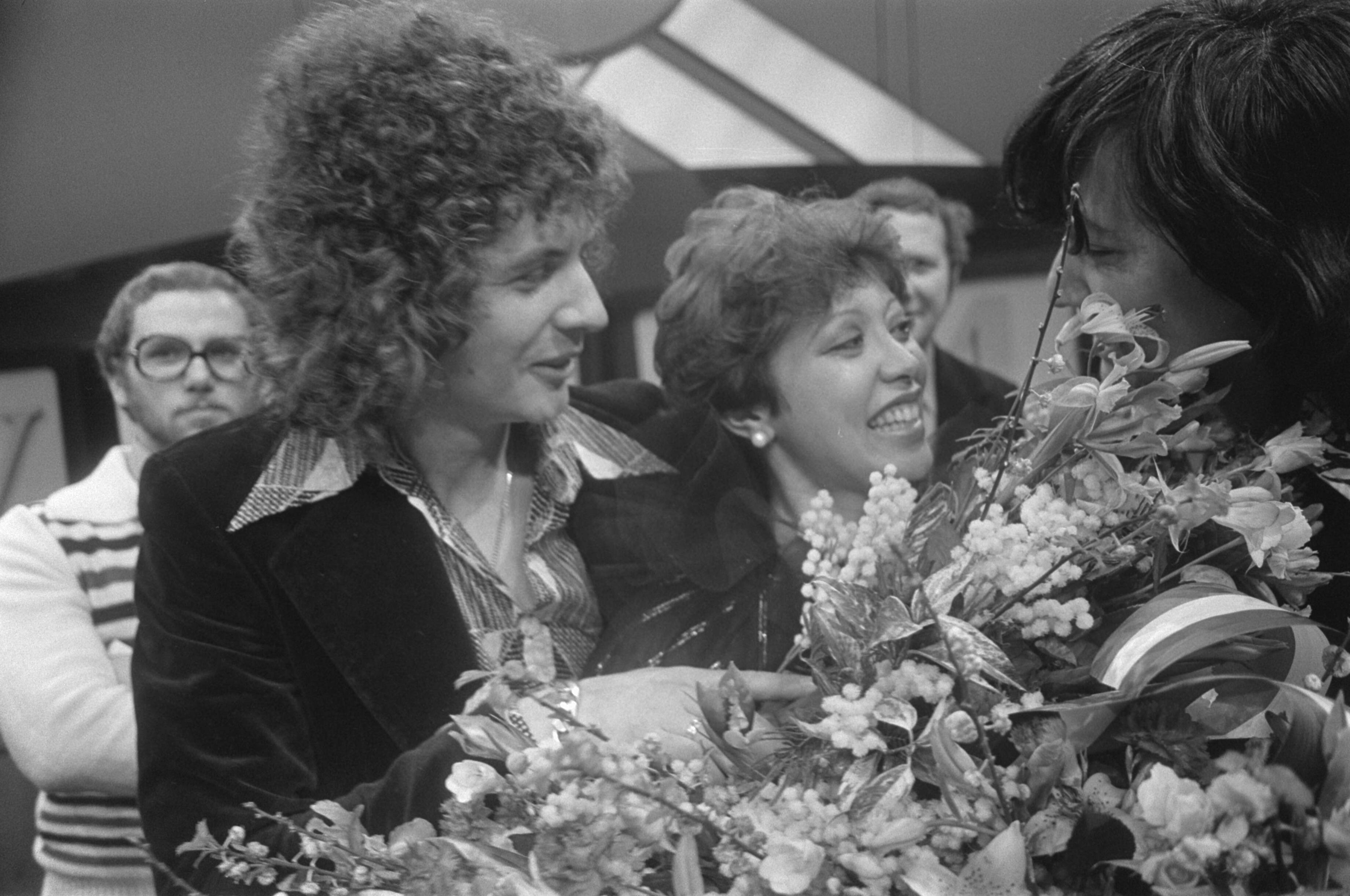 Fotocollectie Anefo — Nationaal Songfestival in Congrescentrum Den Haag ; winnares Sandra met tekstschrijver Hans van Hemert in de bloemen — Foto: Peters, Hans / Anefo. Licentie: Set B: Rechtenvrij / Publiek Domein. Bron: Nationaal Archief. http://hdl.handle.net/10648/ac7d718e-d0b4-102d-bcf8-003048976d84