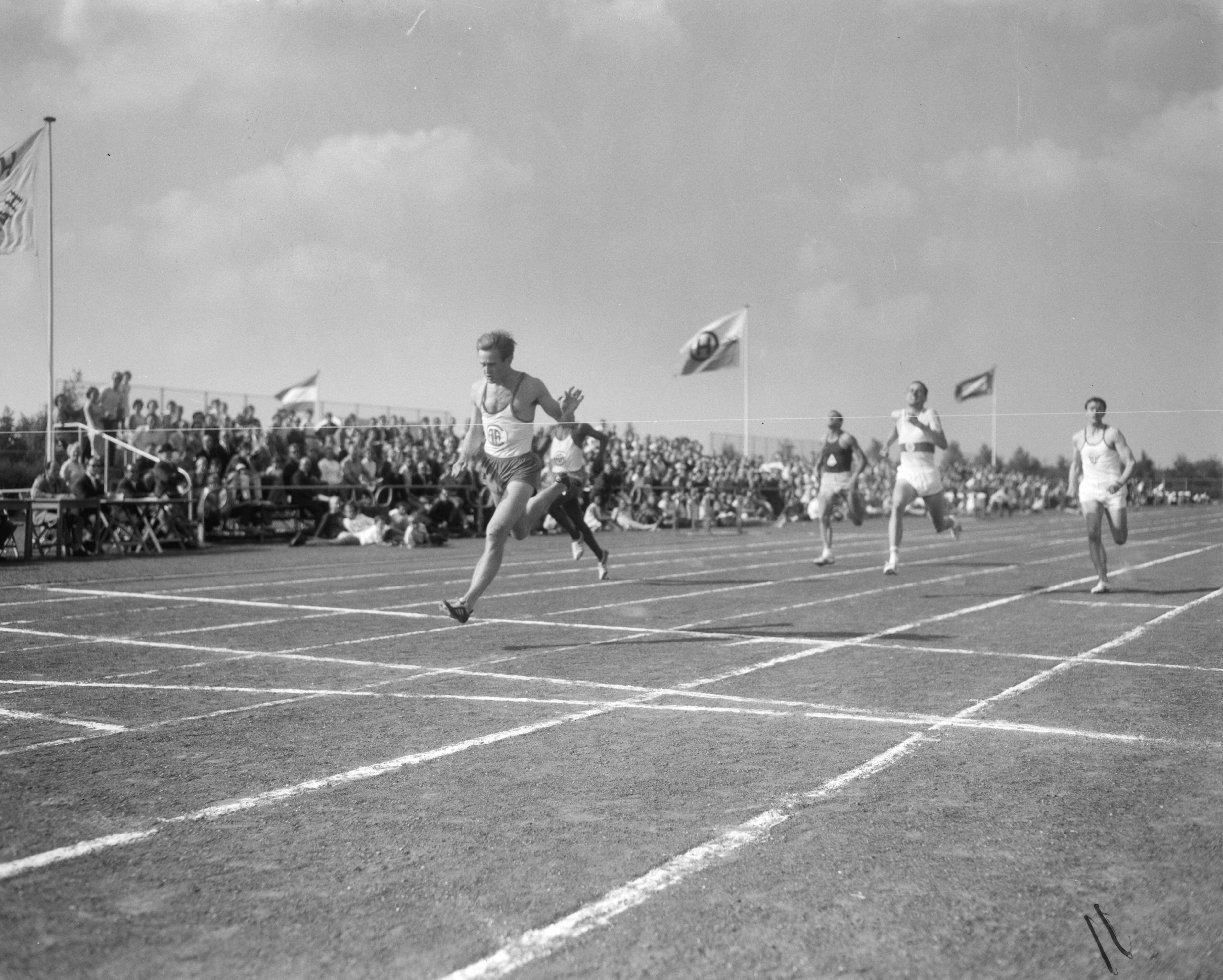 Fotocollectie Anefo — Nationale Atletiekwedstrijden te Haarlem, finish — Foto: Bilsen, Joop van / Anefo. Licentie: Set B: Rechtenvrij / Publiek Domein. Bron: Nationaal Archief. http://hdl.handle.net/10648/aaf72a94-d0b4-102d-bcf8-003048976d84