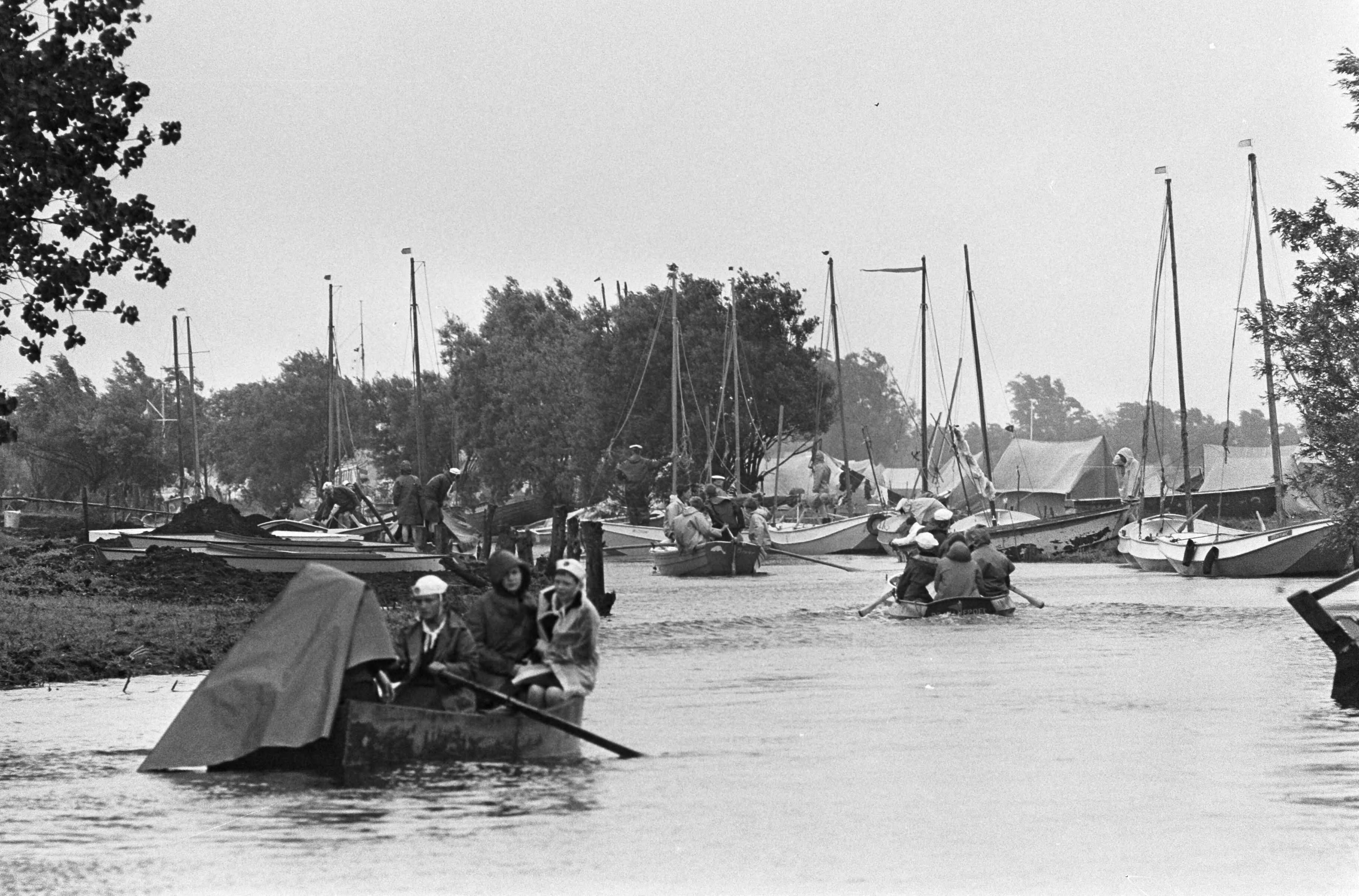 Fotocollectie Anefo — Nationaal Waterkamp in Nieuwkoop door de Commissaris van de Koningin in Zuid-Holland, mr. J. Klaasesz, geopend. Roeiboten onderweg — Foto: Koch, Eric / Anefo. Licentie: Set B: Rechtenvrij / Publiek Domein. Bron: Nationaal Archief. http://hdl.handle.net/10648/aab7780e-d0b4-102d-bcf8-003048976d84