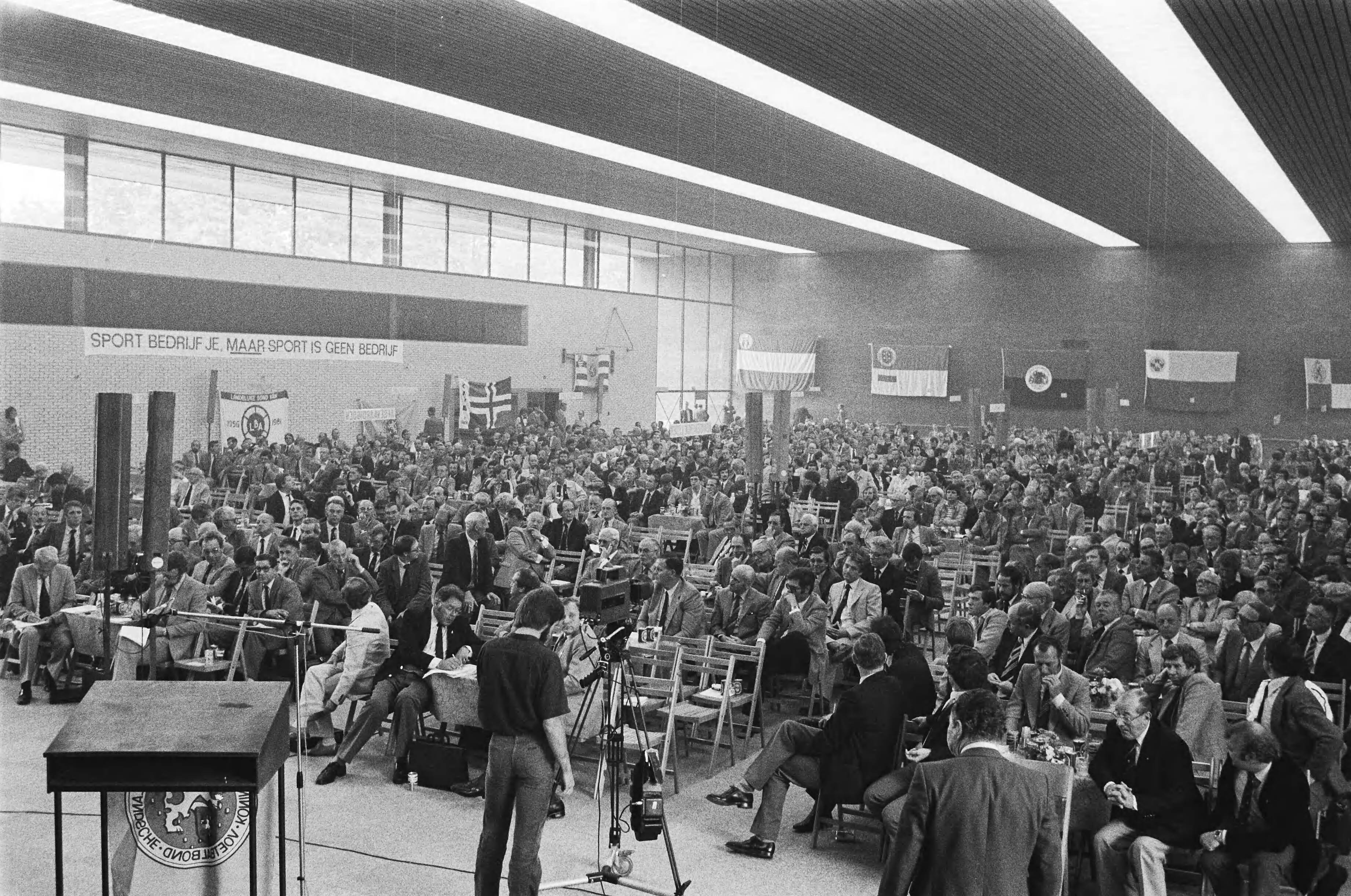 Fotocollectie Anefo — Vergadering amateurvoetbal onder motto "Sport, Overheid en Politiek" in het KNVB-Sportcentrum in Zeist; overzicht va de zaal — Foto: Bogaerts, Rob / Anefo. Licentie: Set B: Rechtenvrij / Publiek Domein. Bron: Nationaal Archief. http://hdl.handle.net/10648/acfe6eba-d0b4-102d-bcf8-003048976d84