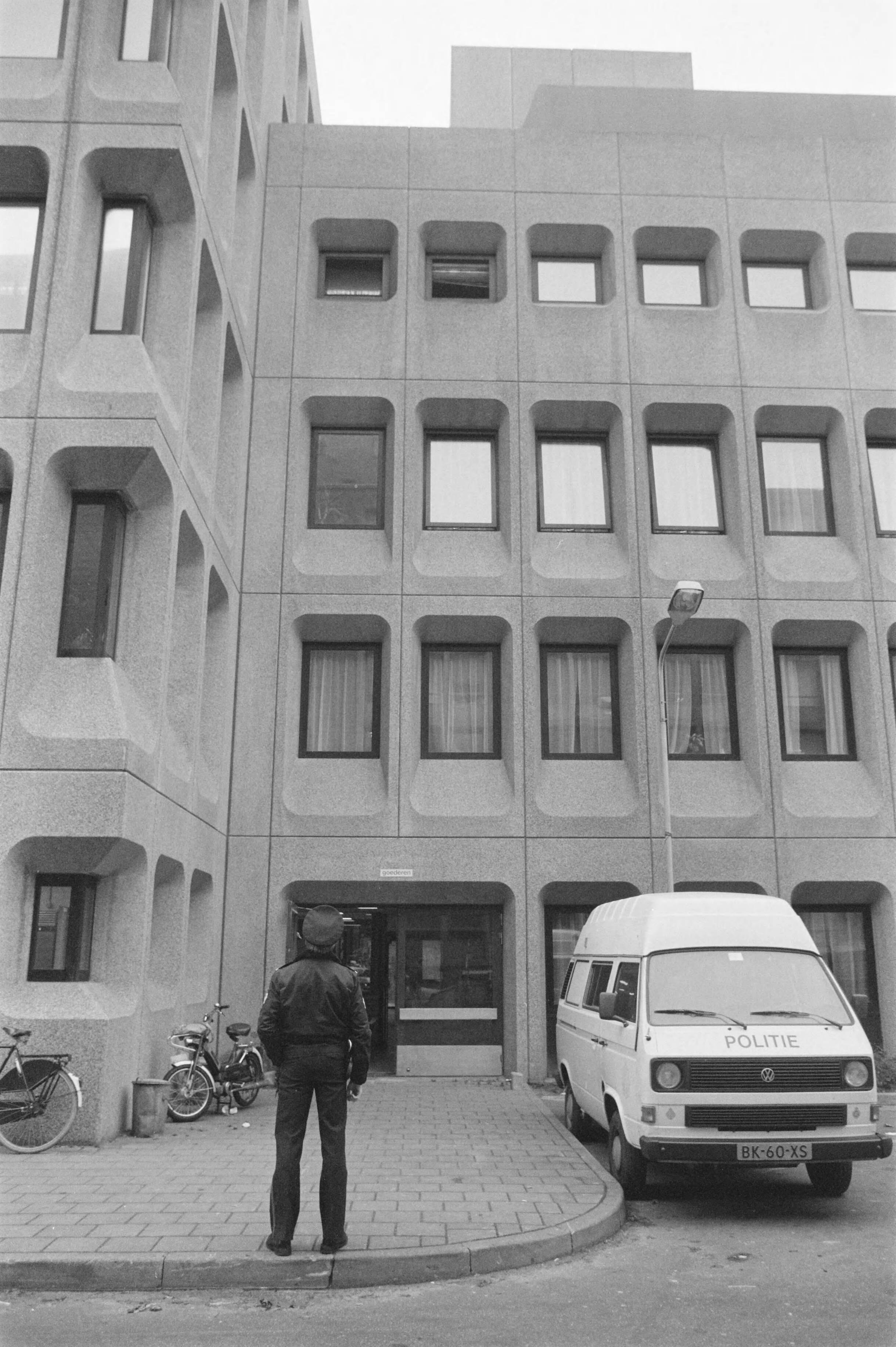 Fotocollectie Anefo — Brand in cellencomplex HB politie Den Haag — Foto: Molendijk, Bart / Anefo. Licentie: Set B: Rechtenvrij / Publiek Domein. Bron: Nationaal Archief. http://hdl.handle.net/10648/ad672ad6-d0b4-102d-bcf8-003048976d84
